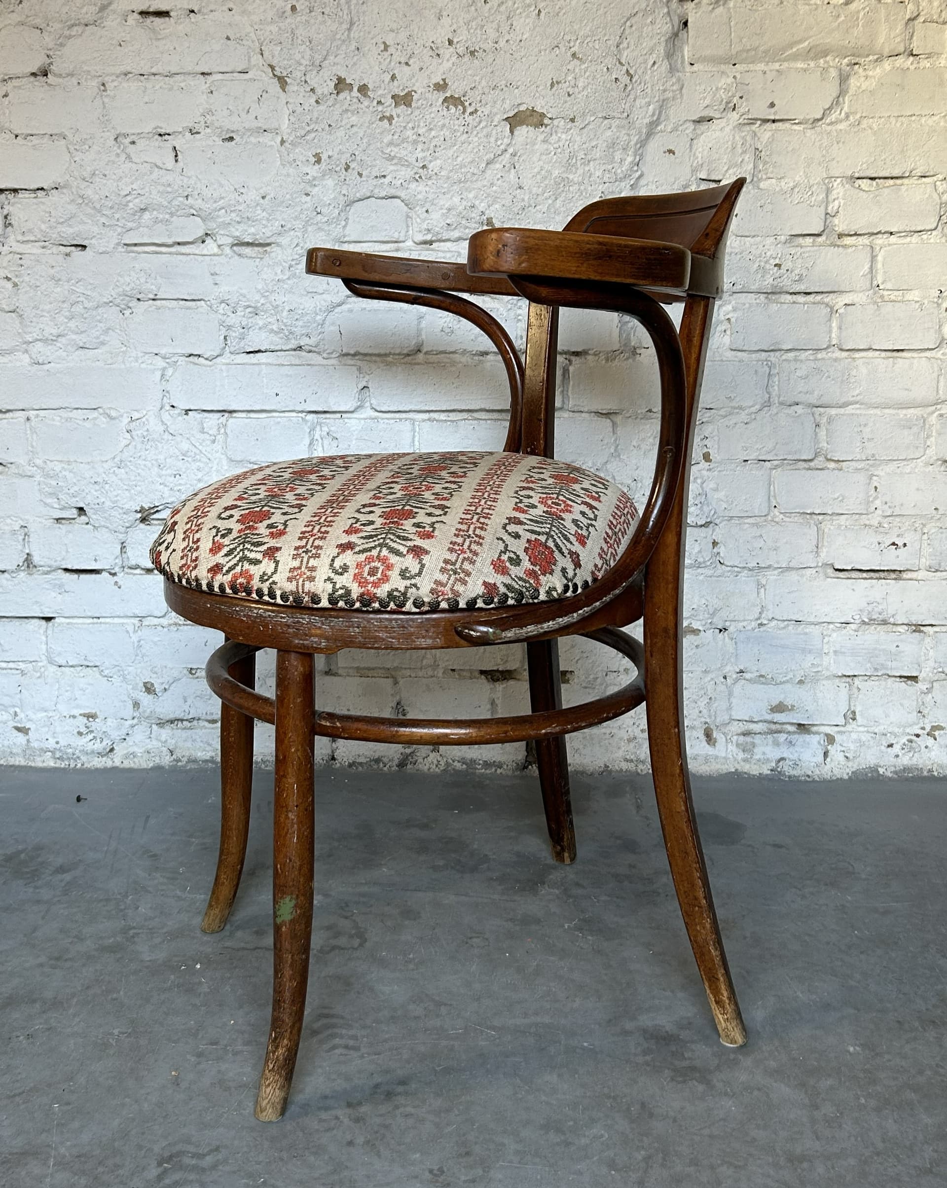 Bentwood chair, brown beech, attrib. to M. Thonet, early 20th c. - 326680