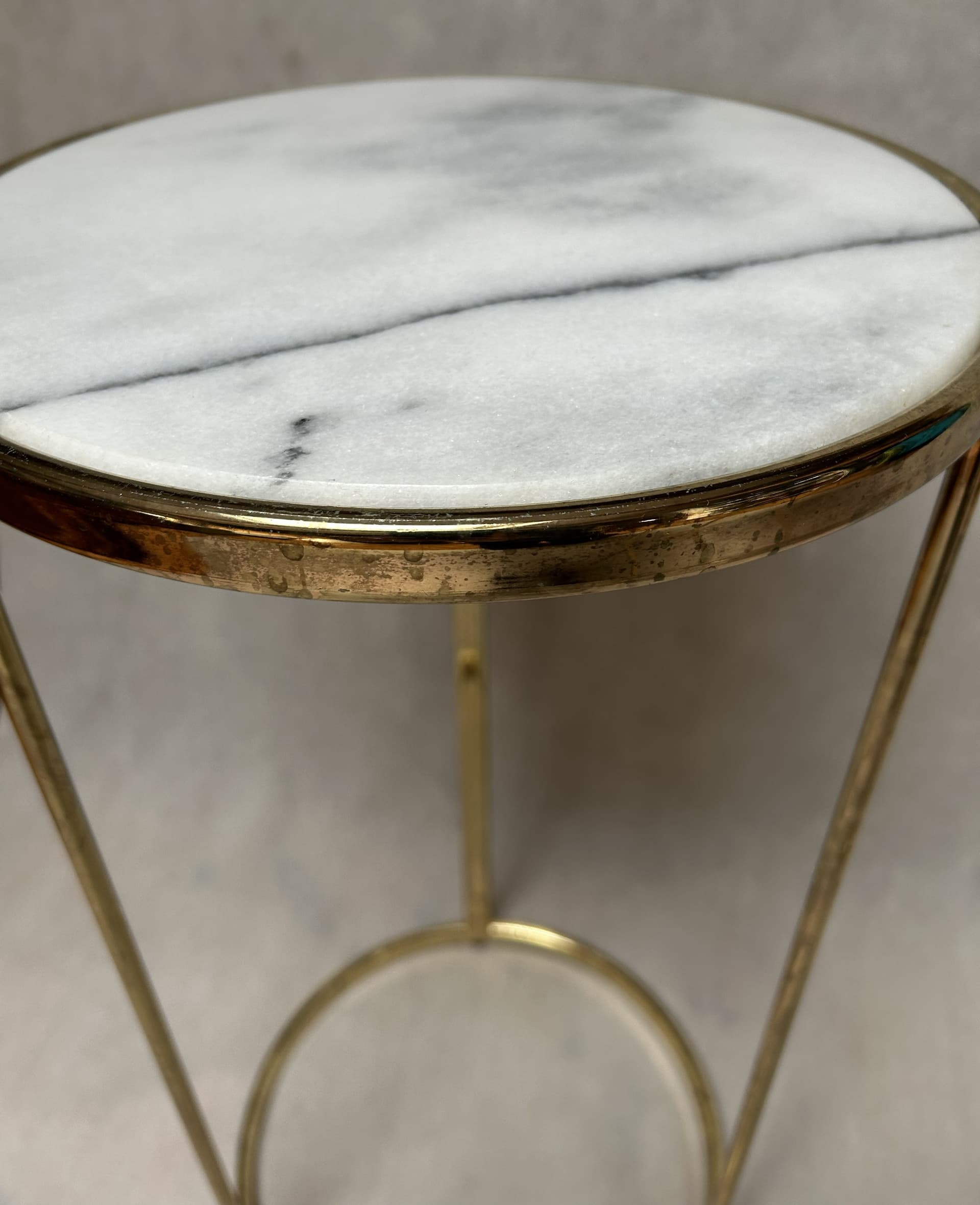 Stolik pomocniczy Glam, marmur biały szary, metal złoty - 326766