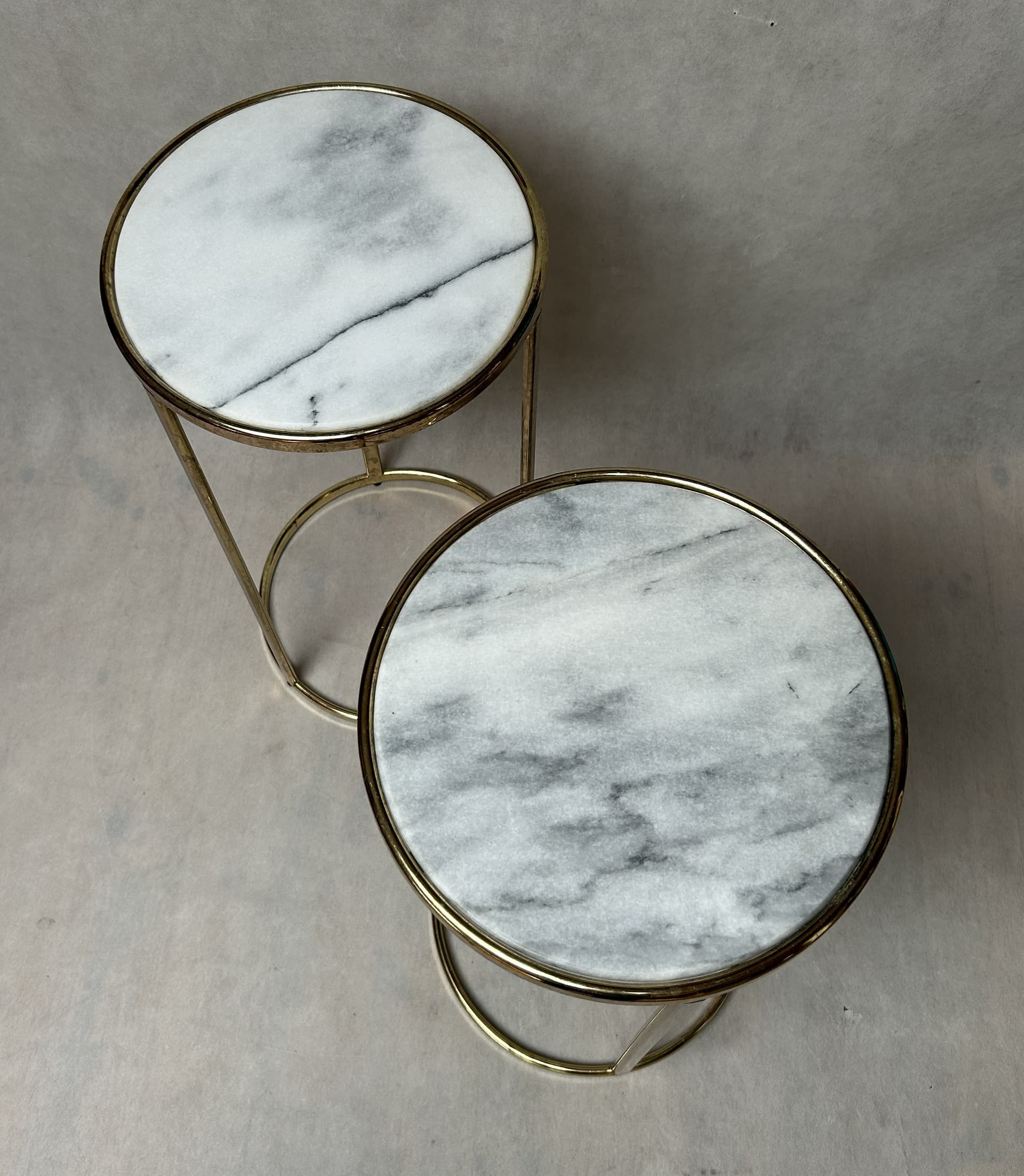 Stolik pomocniczy Glam, marmur biały szary, metal złoty - 326759