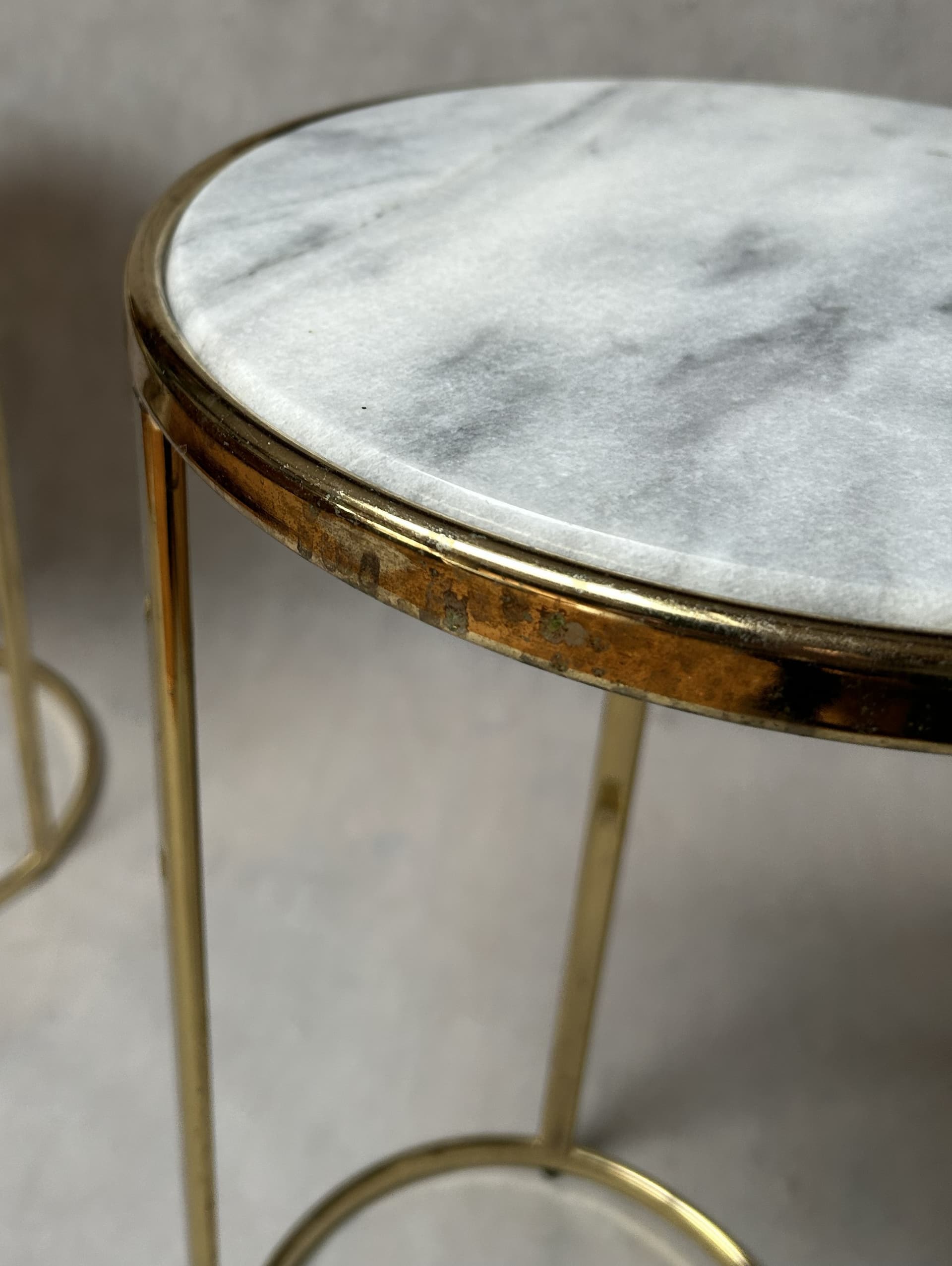 Stolik pomocniczy Glam, marmur biały szary, metal złoty - 326762