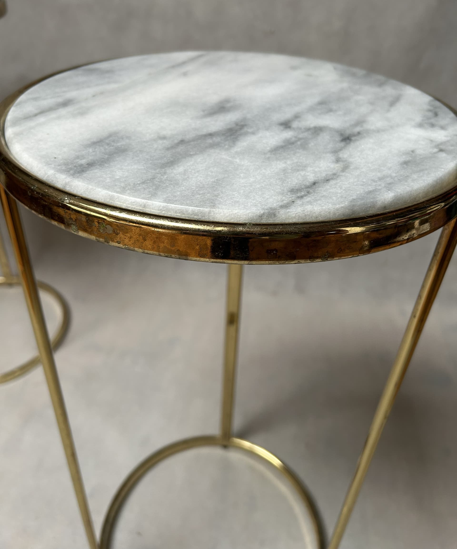 Stolik pomocniczy Glam, marmur biały szary, metal złoty - 326764