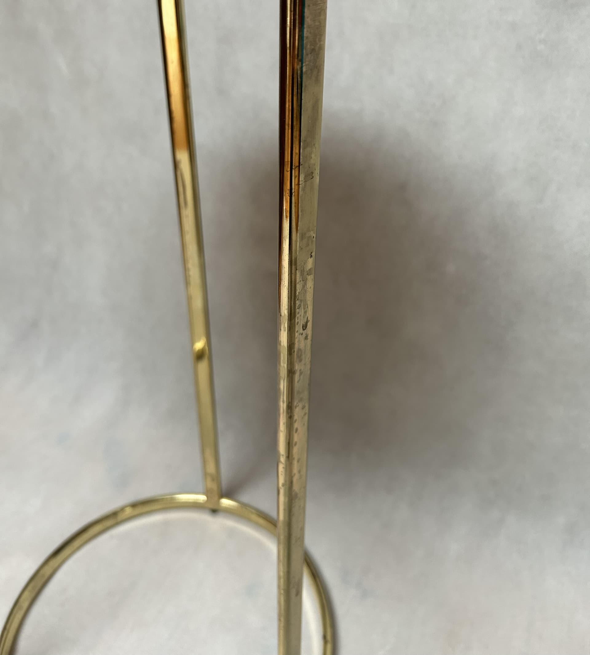 Stolik pomocniczy Glam, marmur biały szary, metal złoty - 326765
