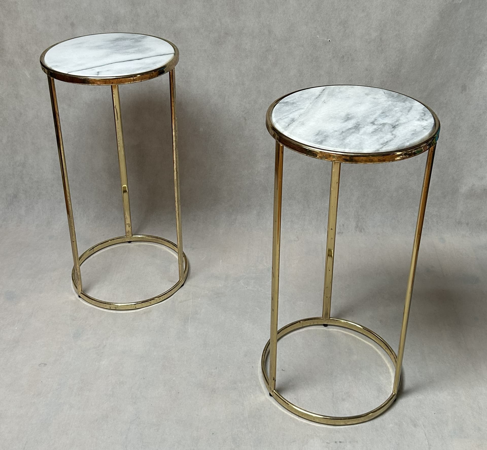 Stolik pomocniczy Glam, marmur biały szary, metal złoty - 326760