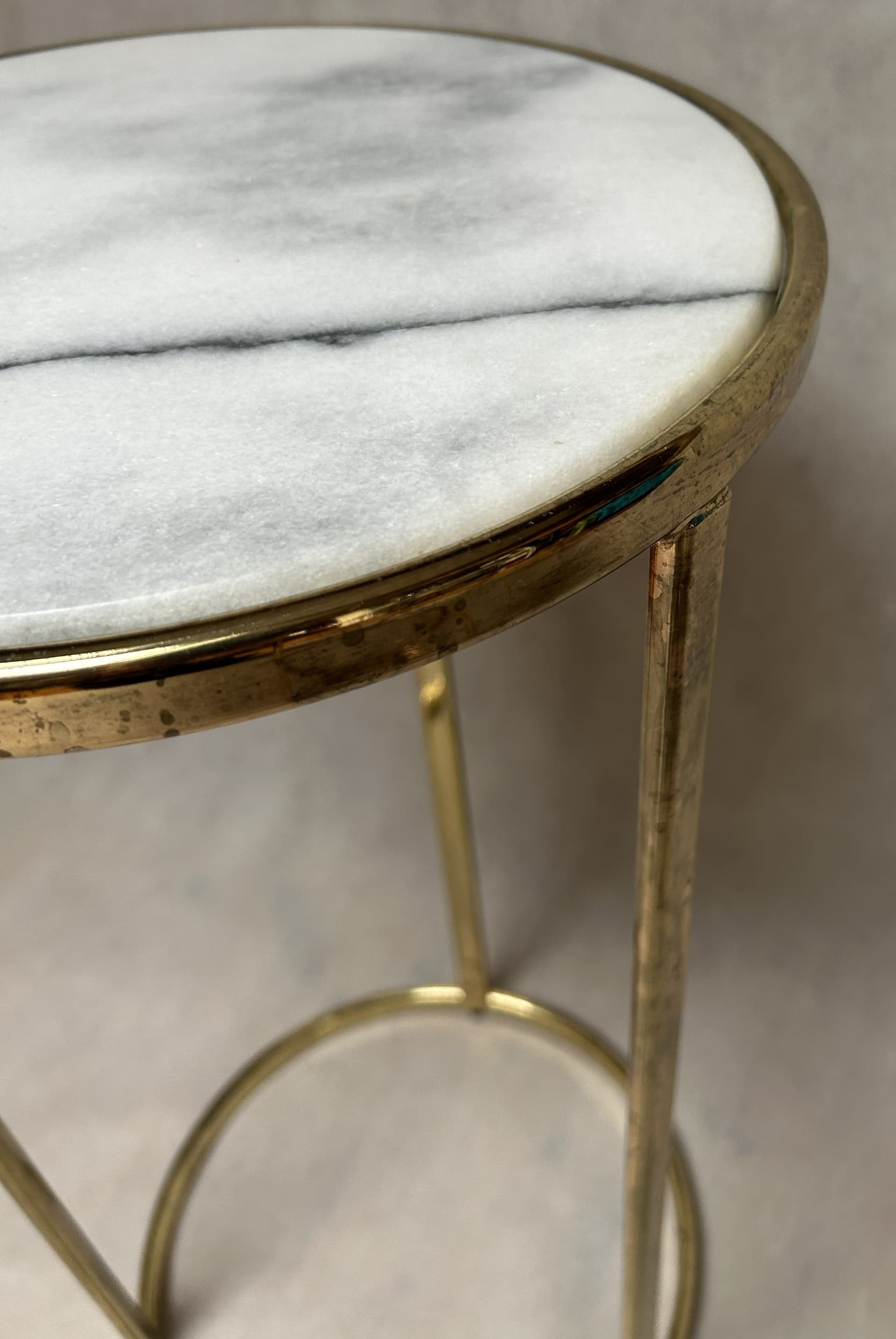 Stolik pomocniczy Glam, marmur biały szary, metal złoty - 326763