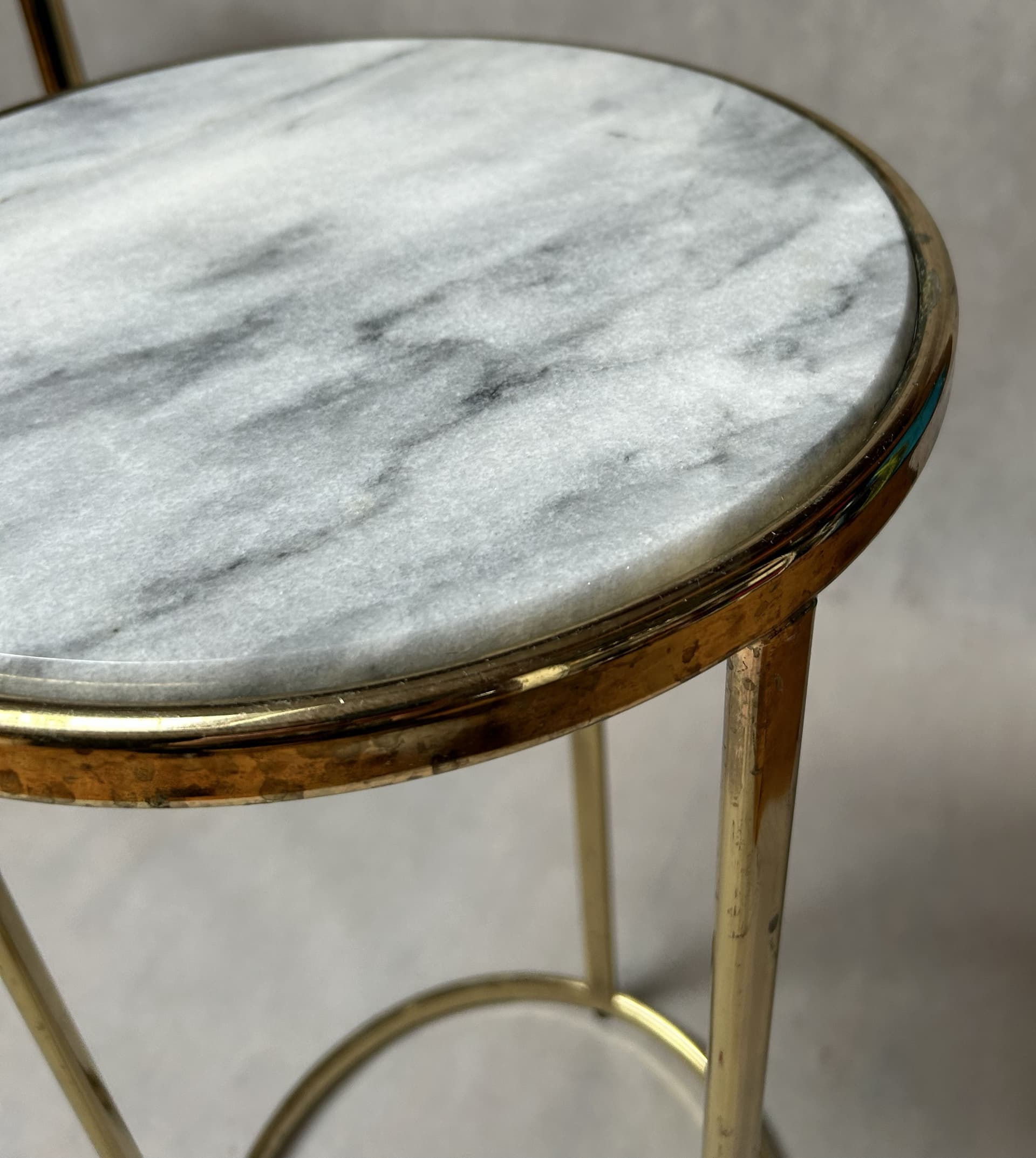 Stolik pomocniczy Glam, marmur biały szary, metal złoty - 326769