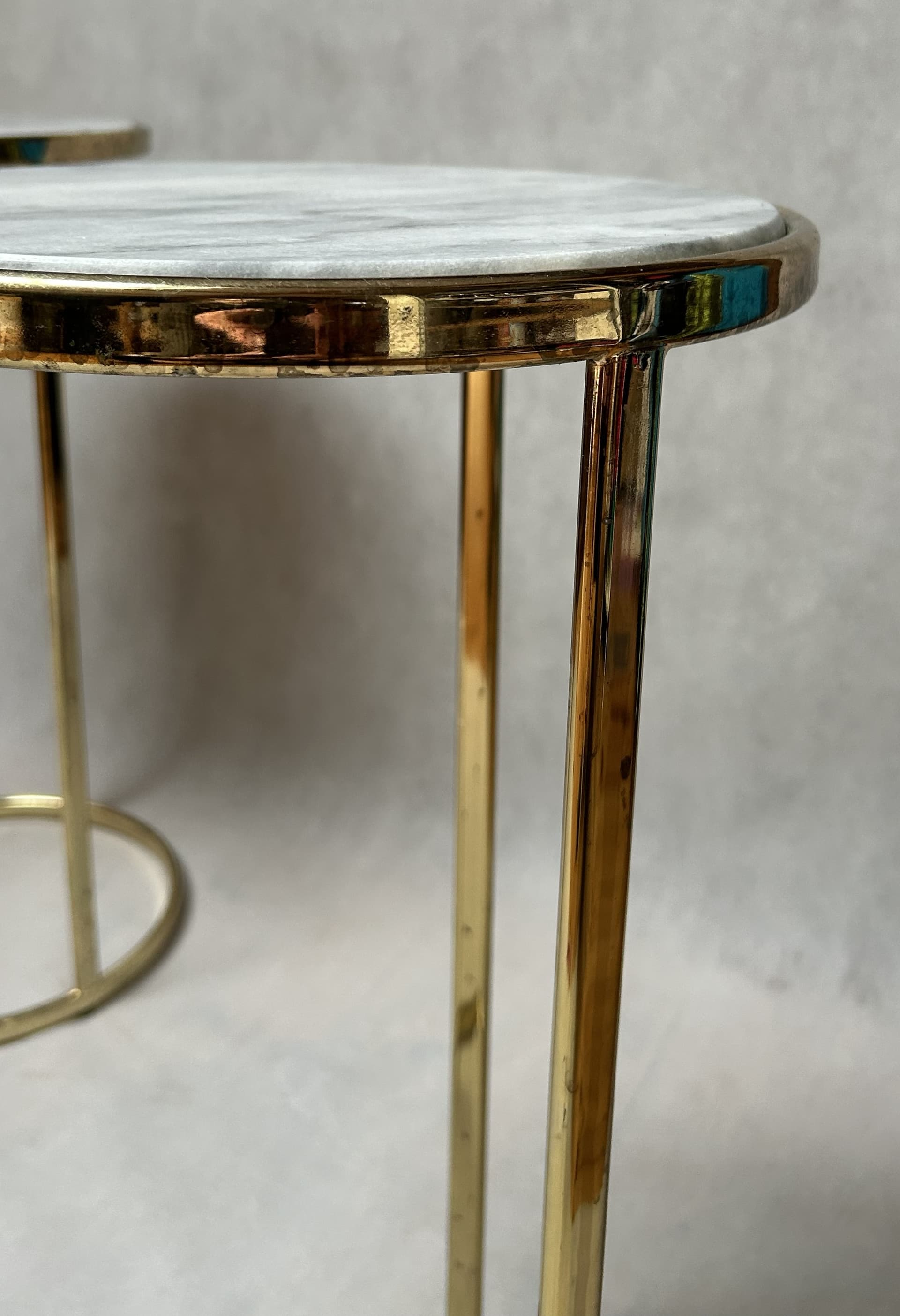 Stolik pomocniczy Glam, marmur biały szary, metal złoty - 326768
