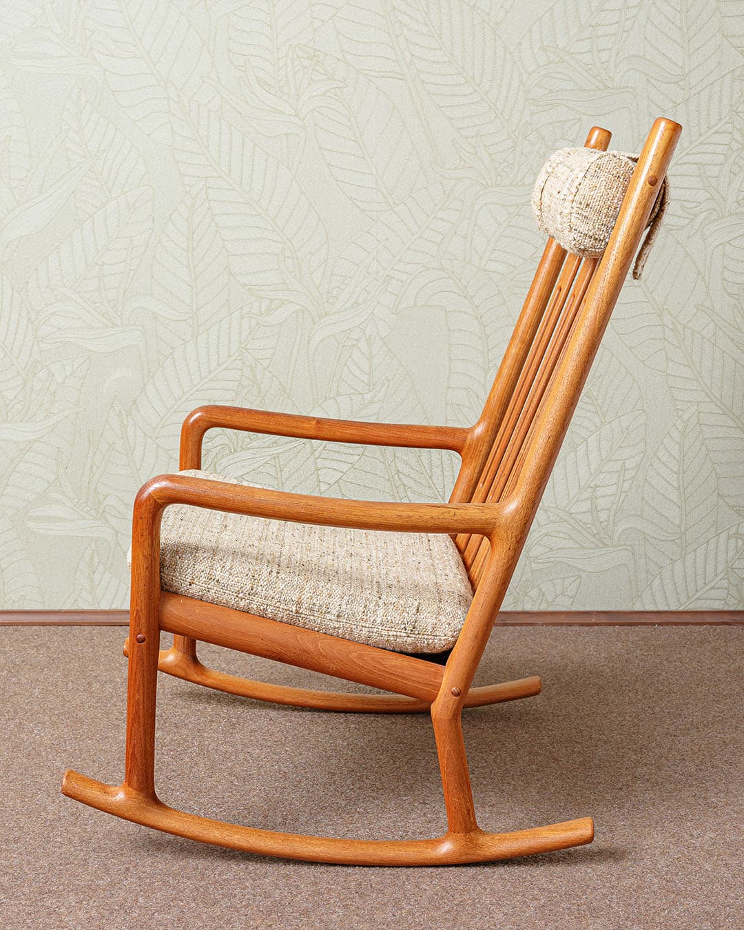 Fotel bujany, teak, tkanina beżowa, proj. H. Olsen, Juul Kristensen, Dania, lata 60. - 327046