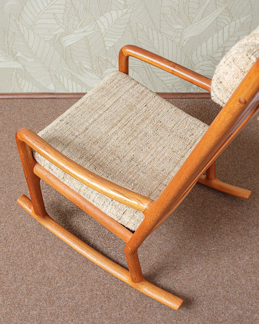 Fotel bujany, teak, tkanina beżowa, proj. H. Olsen, Juul Kristensen, Dania, lata 60. - 327051