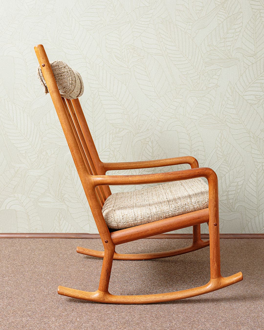 Fotel bujany, teak, tkanina beżowa, proj. H. Olsen, Juul Kristensen, Dania, lata 60. - 327045
