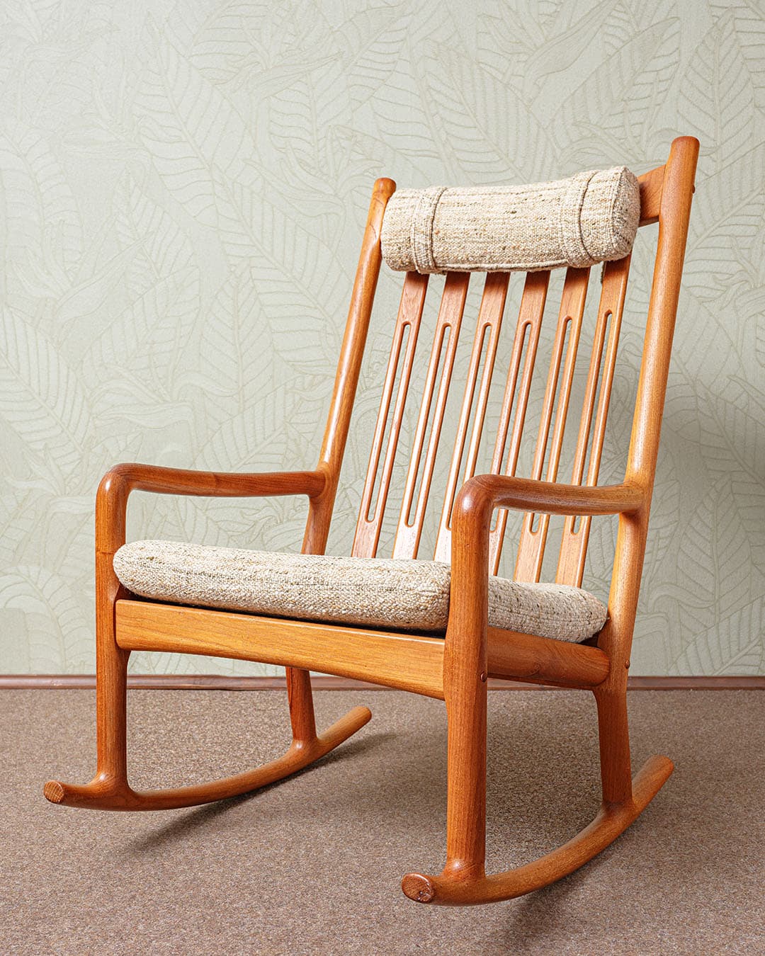 Fotel bujany, teak, tkanina beżowa, proj. H. Olsen, Juul Kristensen, Dania, lata 60. - 327044