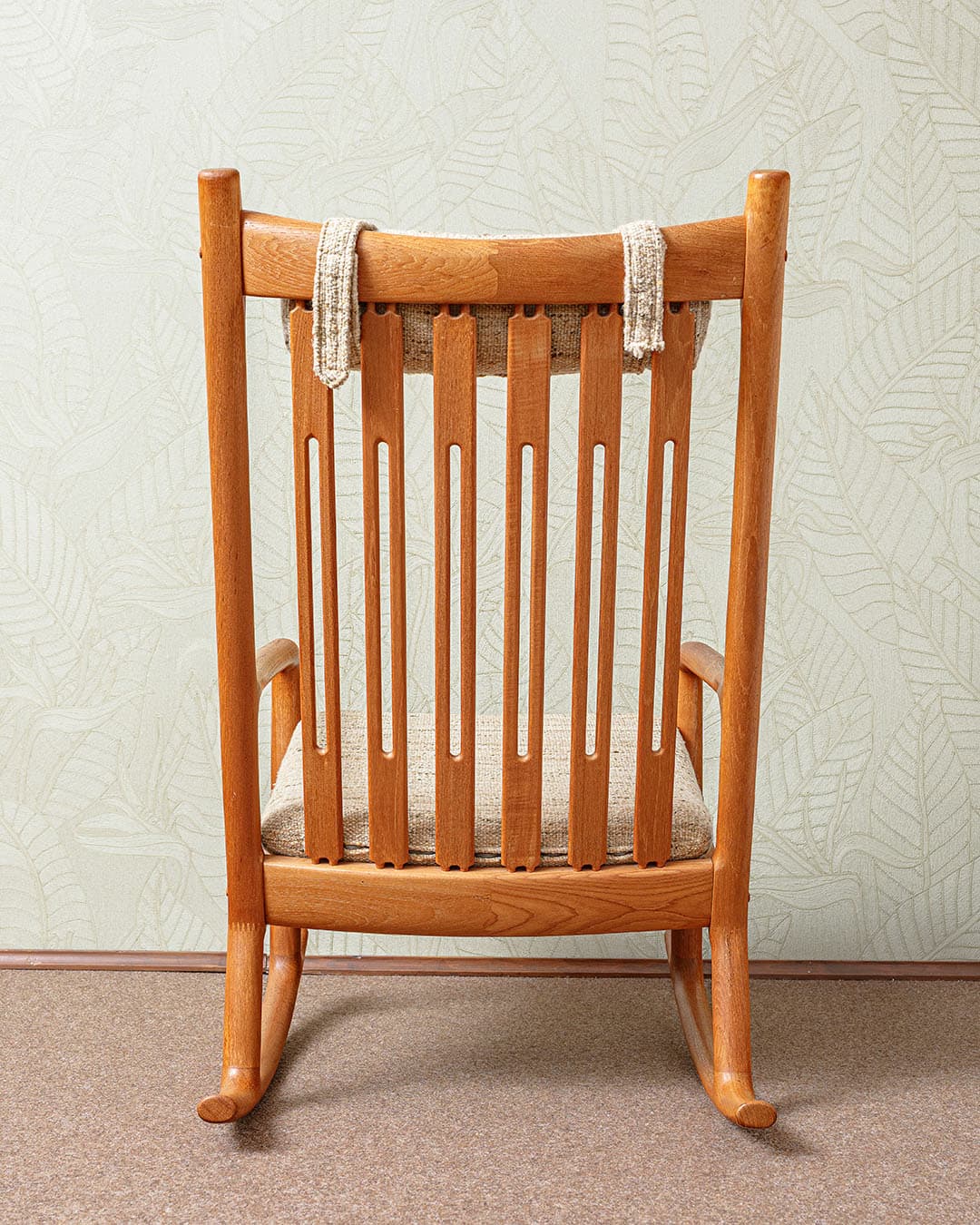Fotel bujany, teak, tkanina beżowa, proj. H. Olsen, Juul Kristensen, Dania, lata 60. - 327047