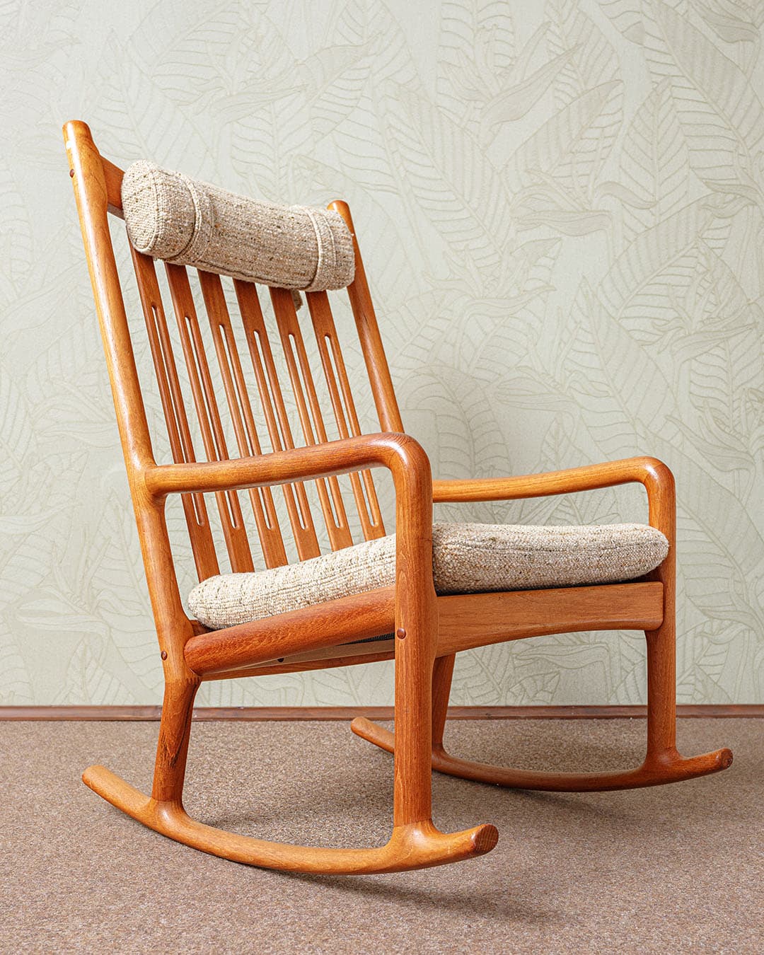 Fotel bujany, teak, tkanina beżowa, proj. H. Olsen, Juul Kristensen, Dania, lata 60. - 327049