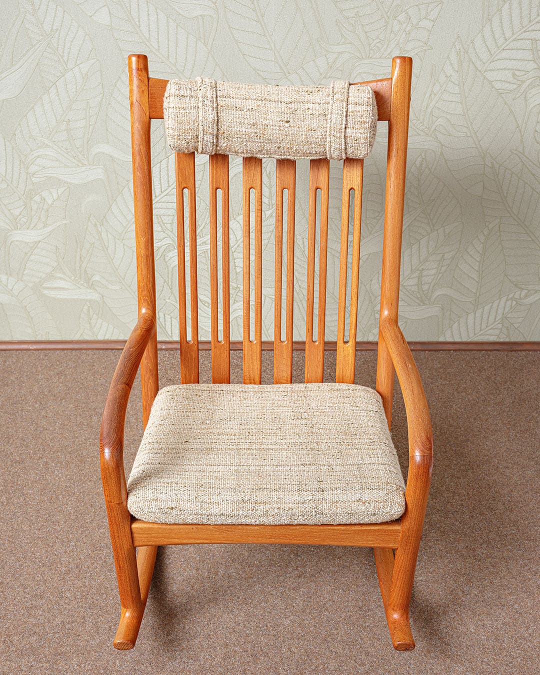 Fotel bujany, teak, tkanina beżowa, proj. H. Olsen, Juul Kristensen, Dania, lata 60. - 327050