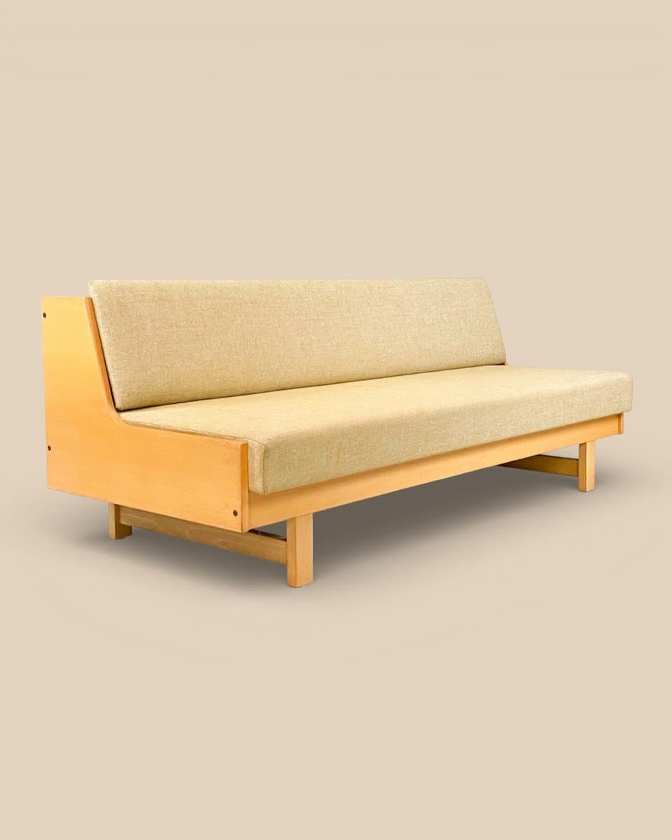 Sofa, beżowy, tkanina, drewno jasnobrązowy, proj. H. J. Wegner, Getama, Dania, lata 60. - 327291
