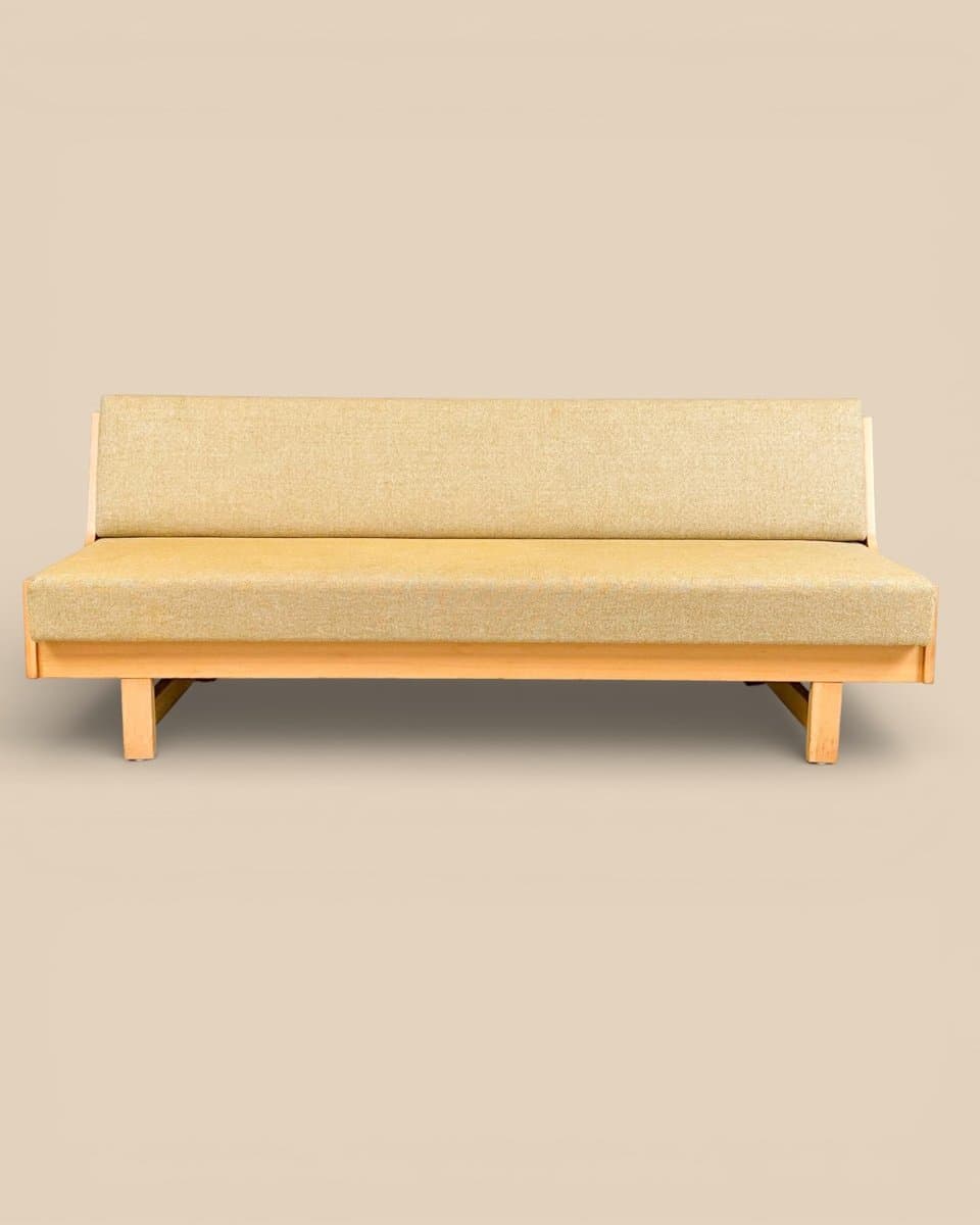 Sofa, beżowy, tkanina, drewno jasnobrązowy, proj. H. J. Wegner, Getama, Dania, lata 60. - 327288