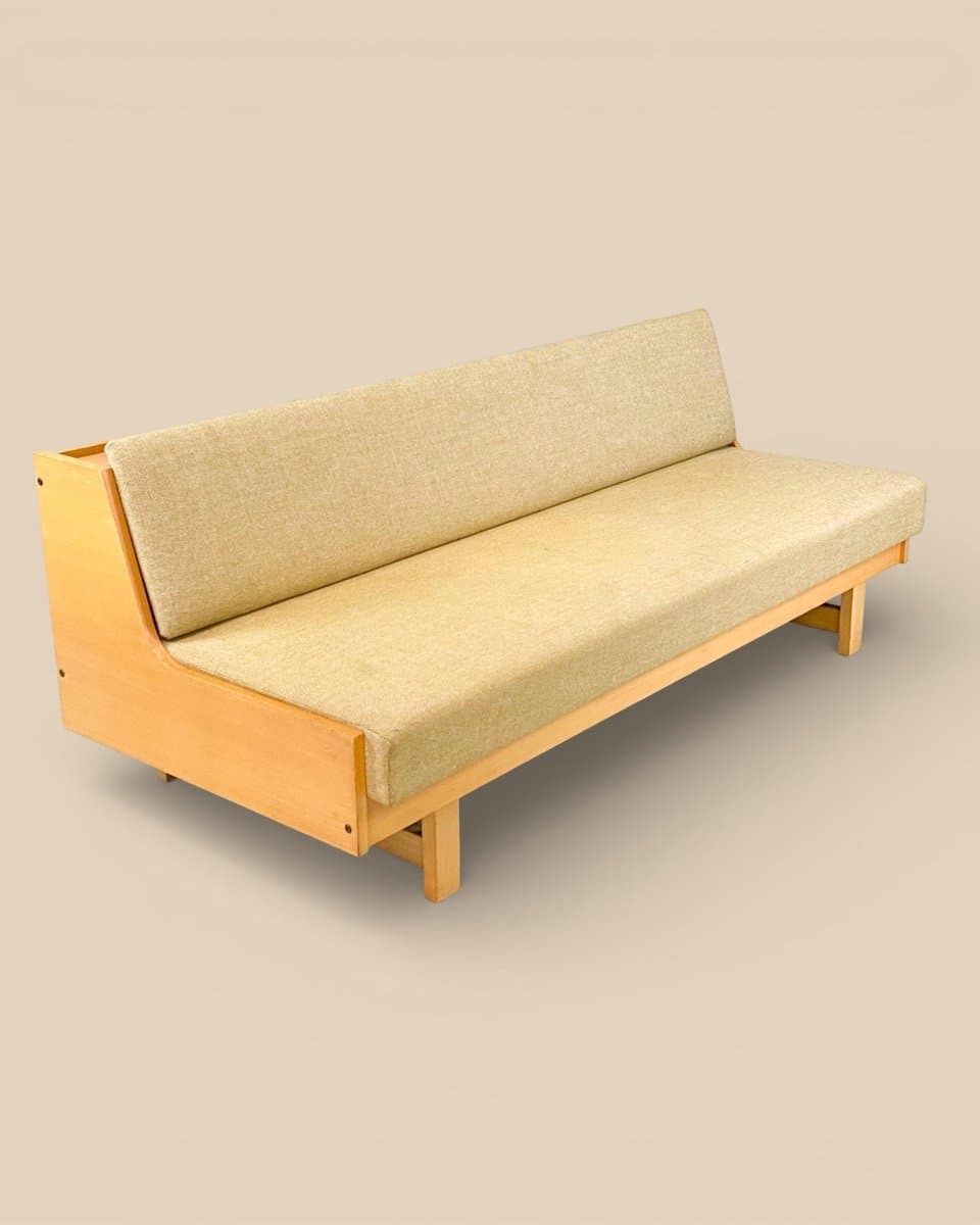 Sofa, beżowy, tkanina, drewno jasnobrązowy, proj. H. J. Wegner, Getama, Dania, lata 60. - 327287
