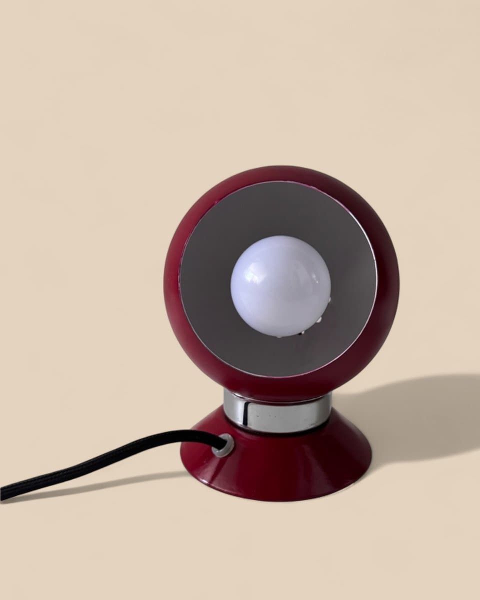 Lampa stołowa Magnetic Ball, czerwony, metal chrom, proj. B. Frandsen, Dania, lata 60. - 327205