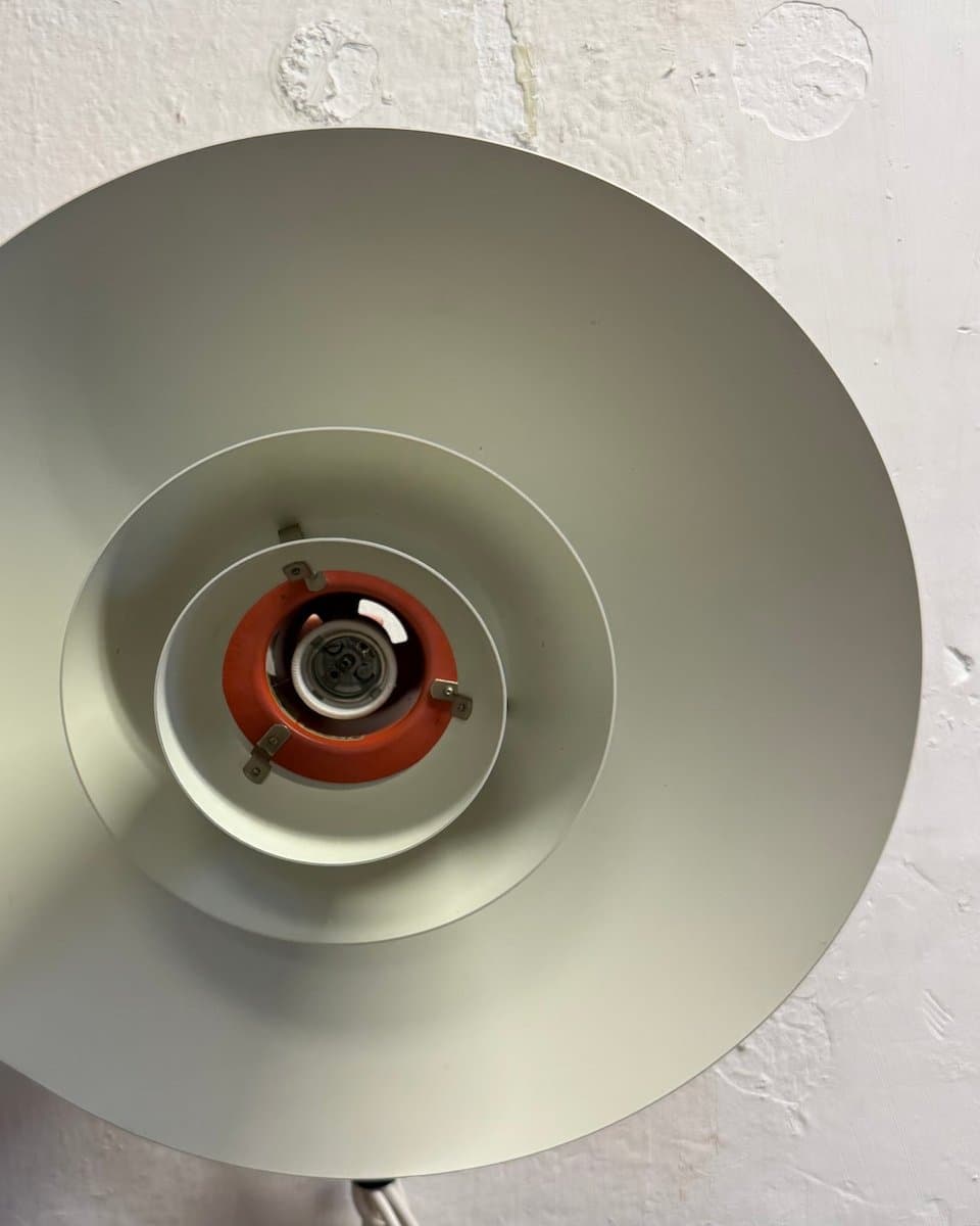 Lampa wisząca PH 4/3, metal biały czerwony, proj. P. Henningsen, Louis Poulsen, Dania, lata 60. - 327330