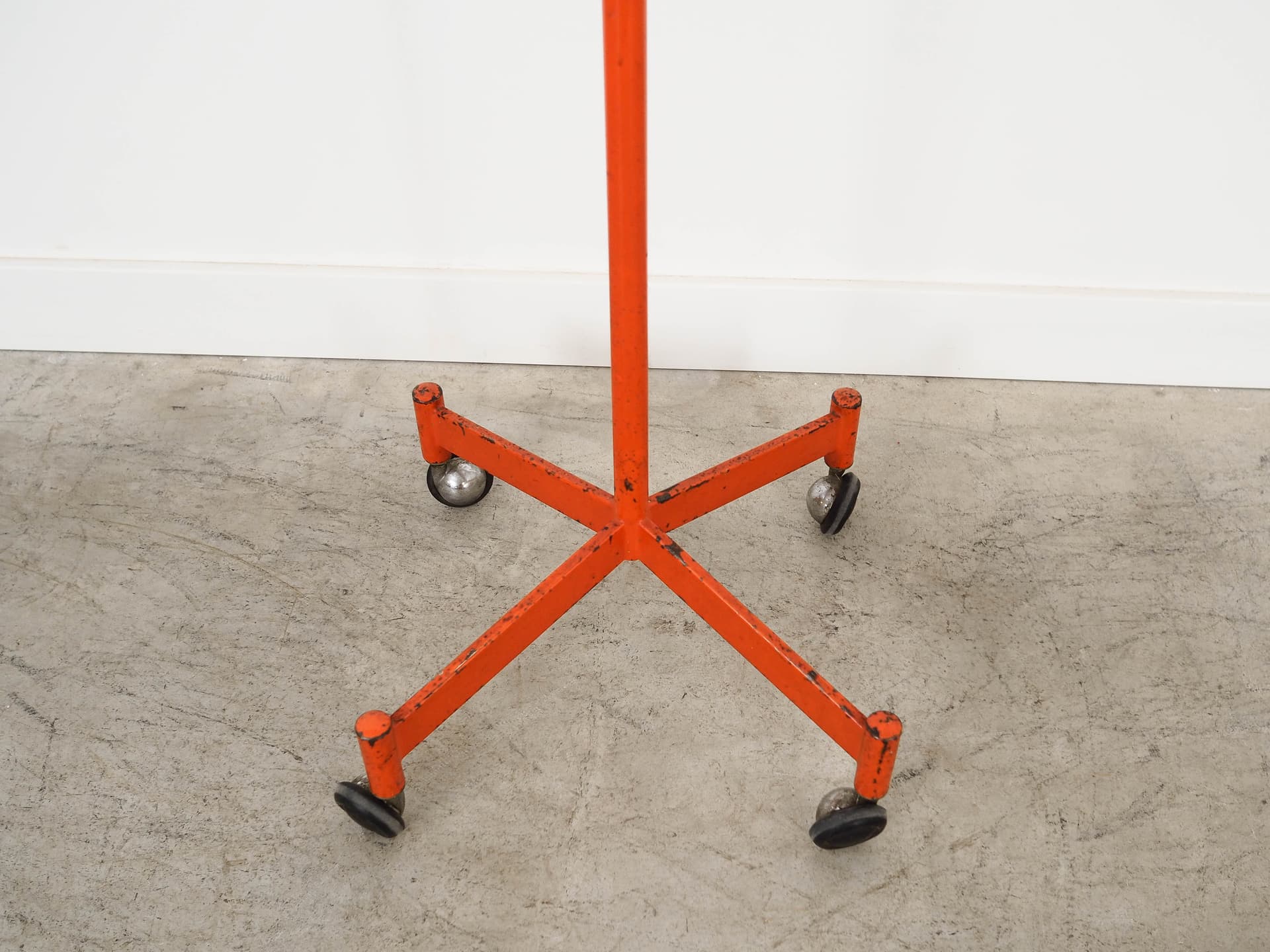 Rotary Standing Coat Rack, red, metal, Denmark, 1970s. - 327461