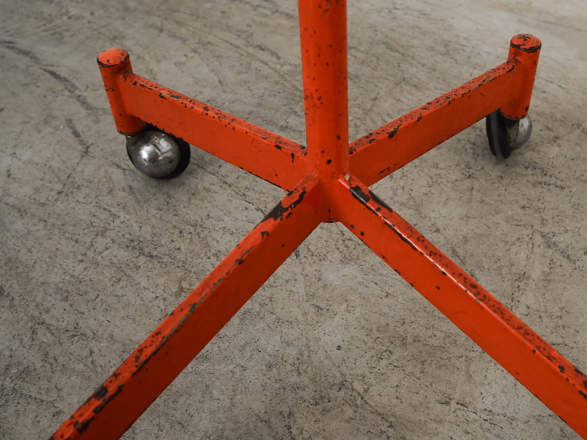 Rotary Standing Coat Rack, red, metal, Denmark, 1970s. - 327463