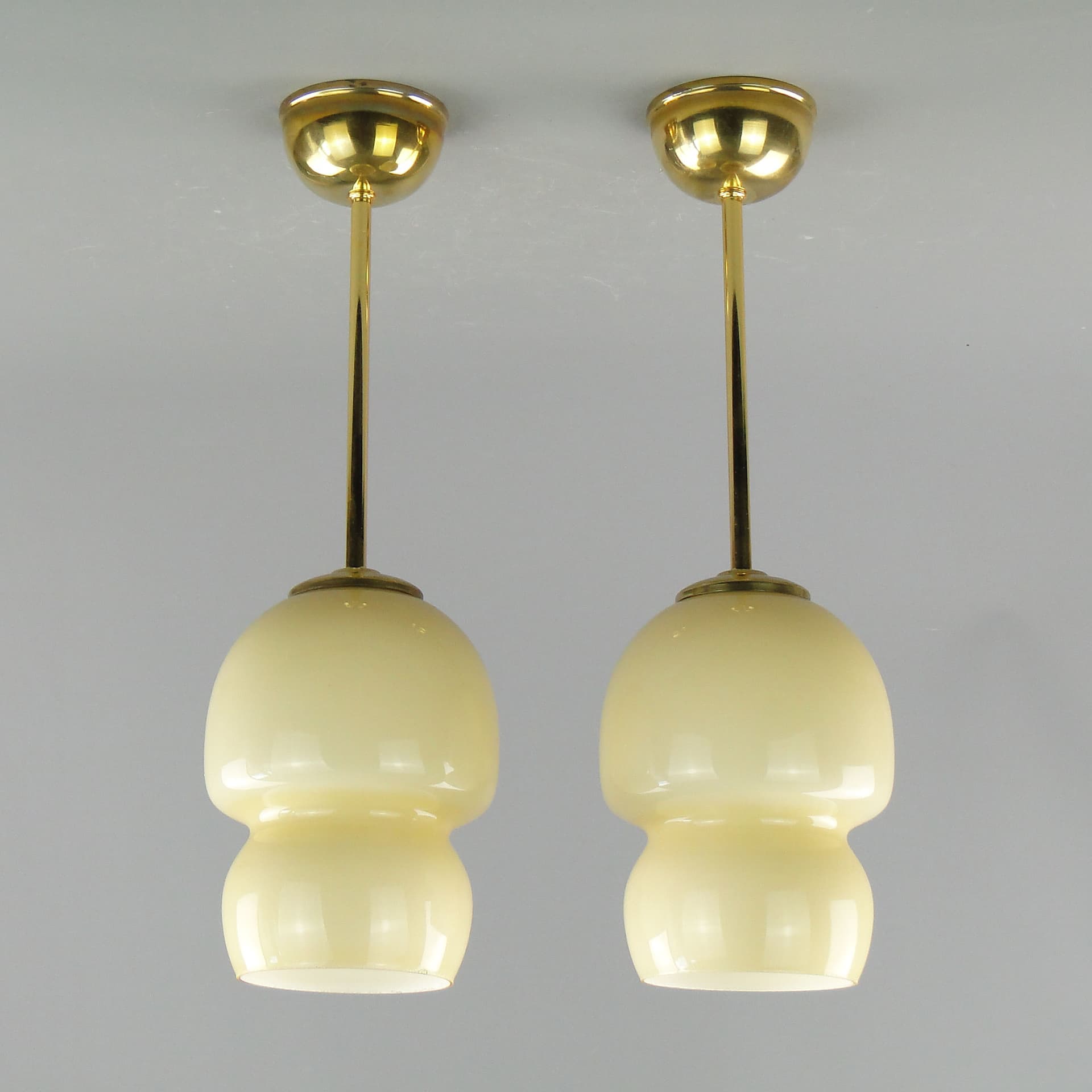 Para lamp sufitowych, szkło ivory white, mosiądz, Polska, lata 50. - 2633