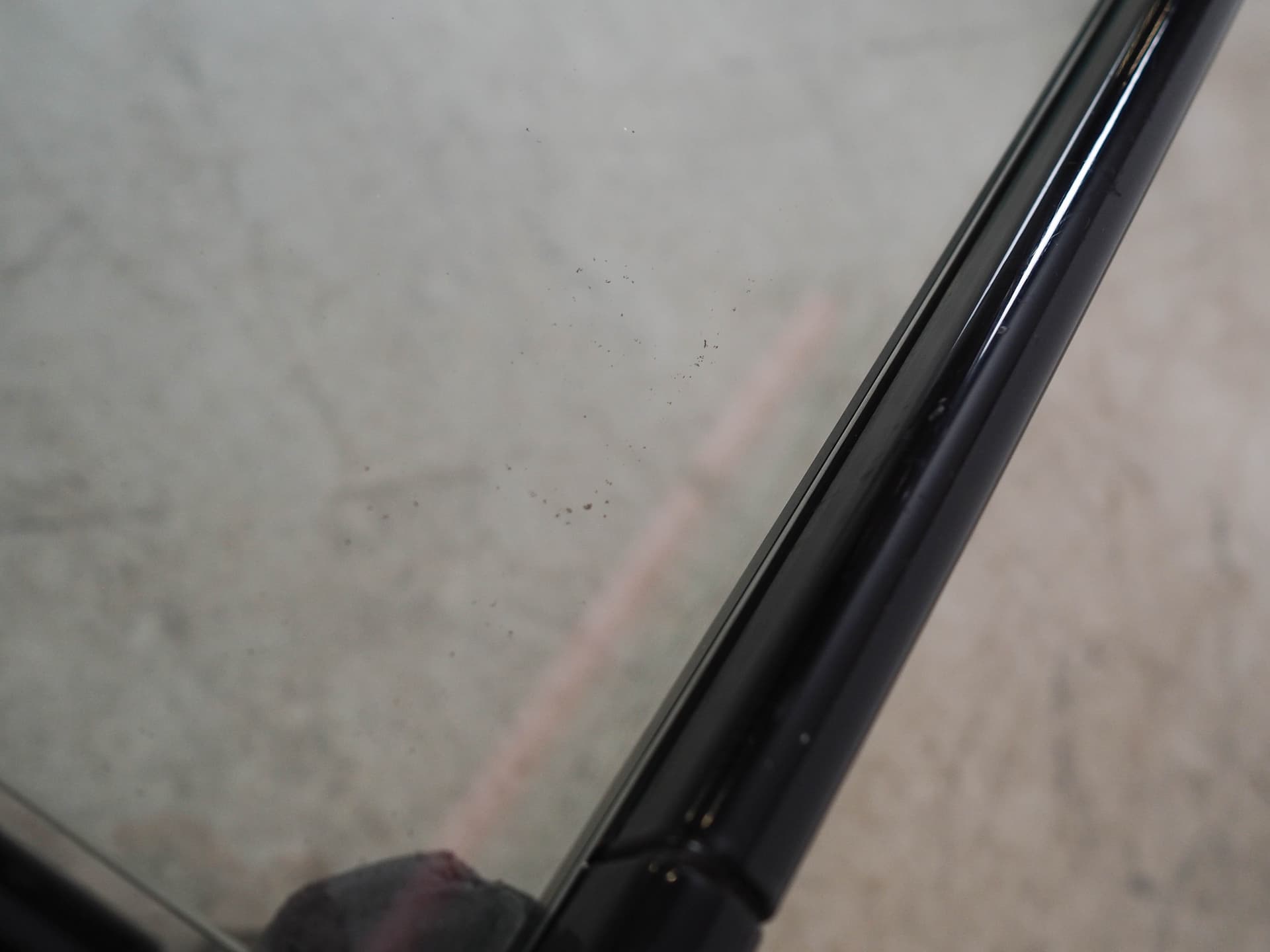 Stolik kawowy, szkło transparentne, metal czarny, Włochy, lata 70. - 327994