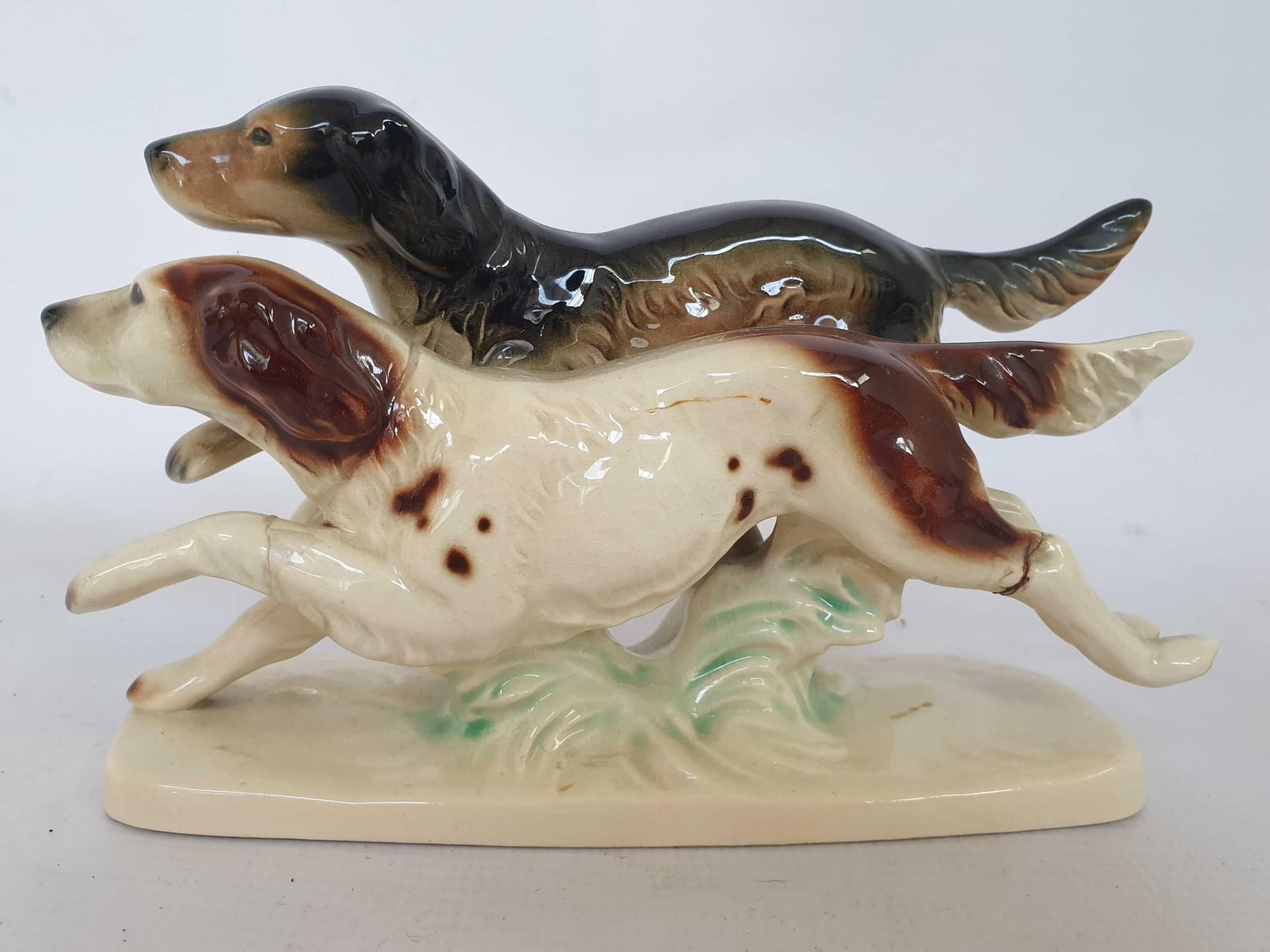 Figurine Hunting Dogs, beige brown black green, porcelain, 1970s. - 328618