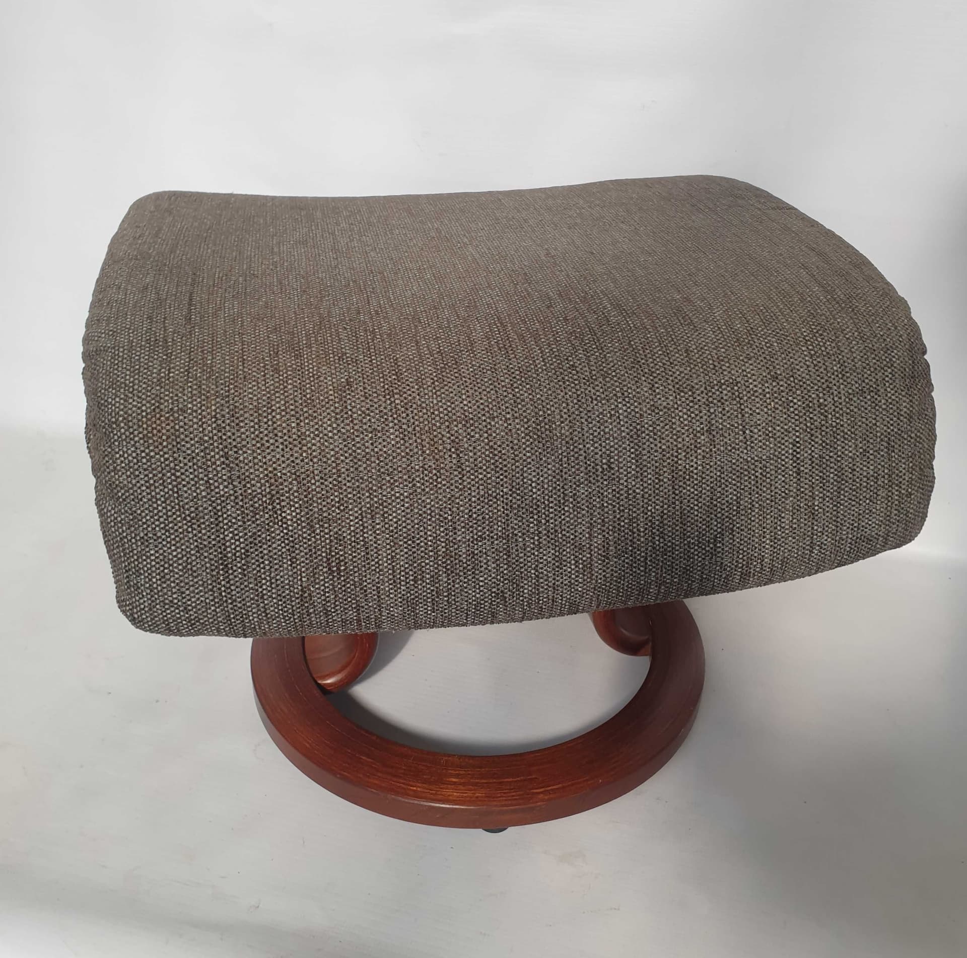 Podnóżek Stressless, tkanina brązowa, drewno brązowe, Ekornes, Norwegia, lata 80. - 331746