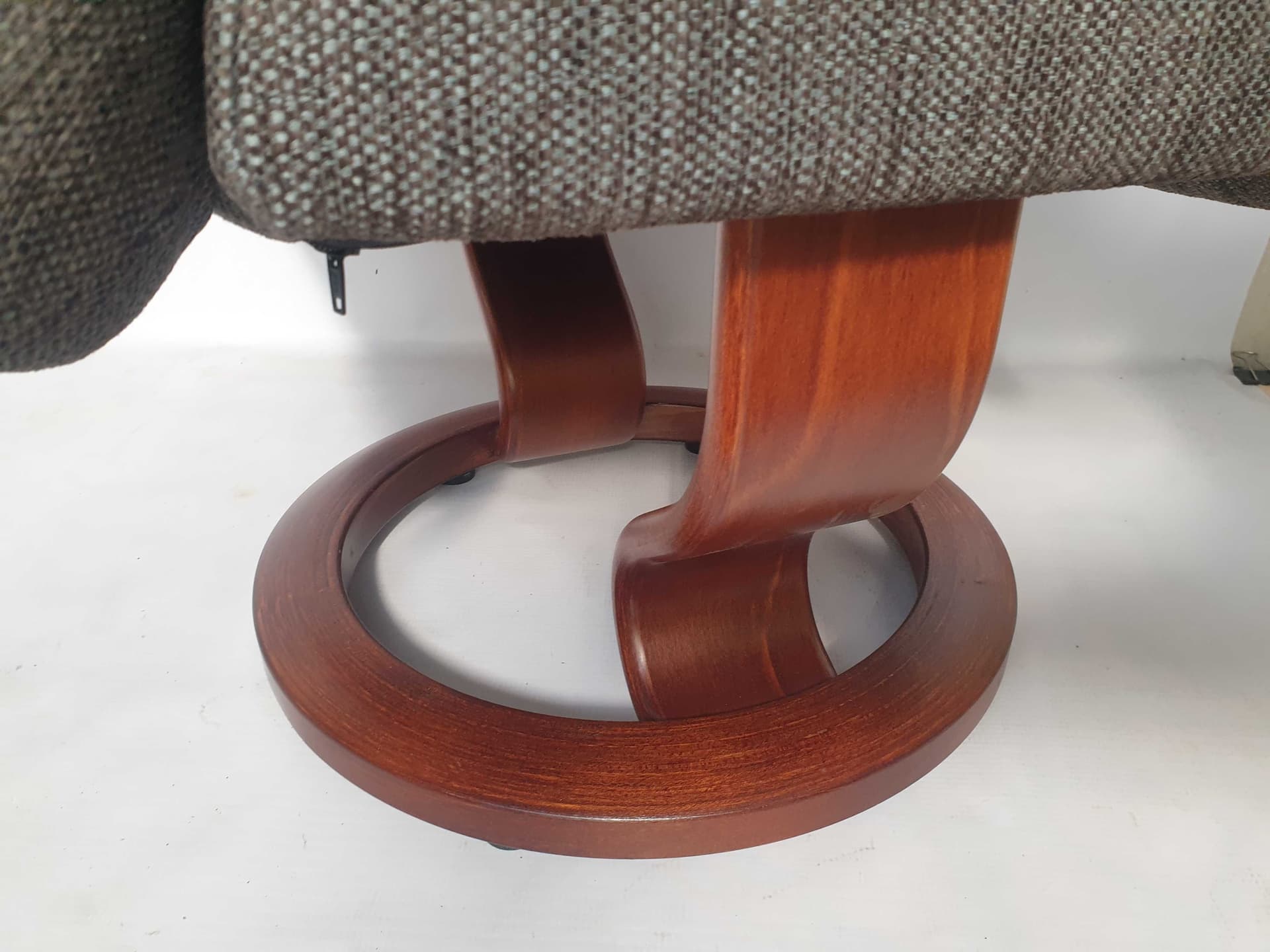 Podnóżek Stressless, tkanina brązowa, drewno brązowe, Ekornes, Norwegia, lata 80. - 331745