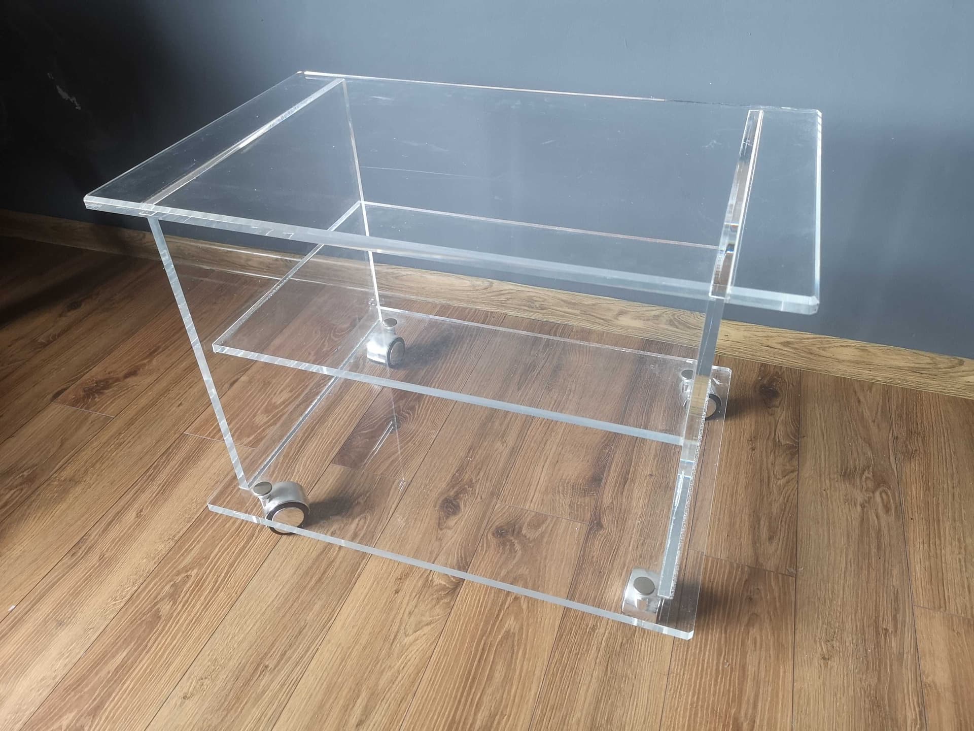 Cabinet, transparent plexiglass, silver metal, 1980s. - 331731