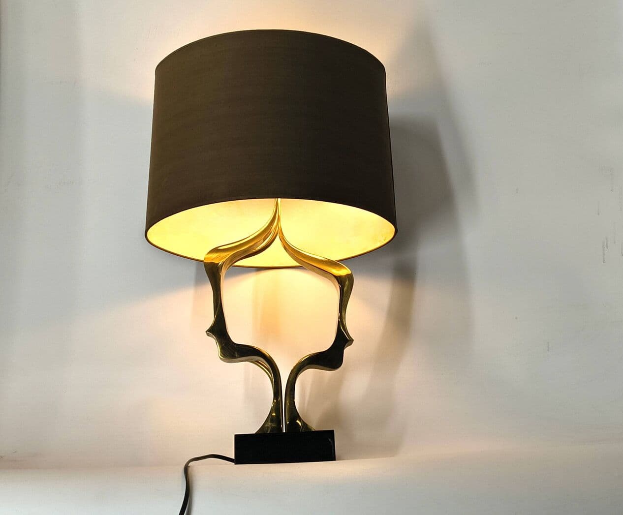 Lampa stołowa, brąz złoty, drewno czarne, tkanina brązowa, proj. W. Daro, Belgia, lata 70. - 331155