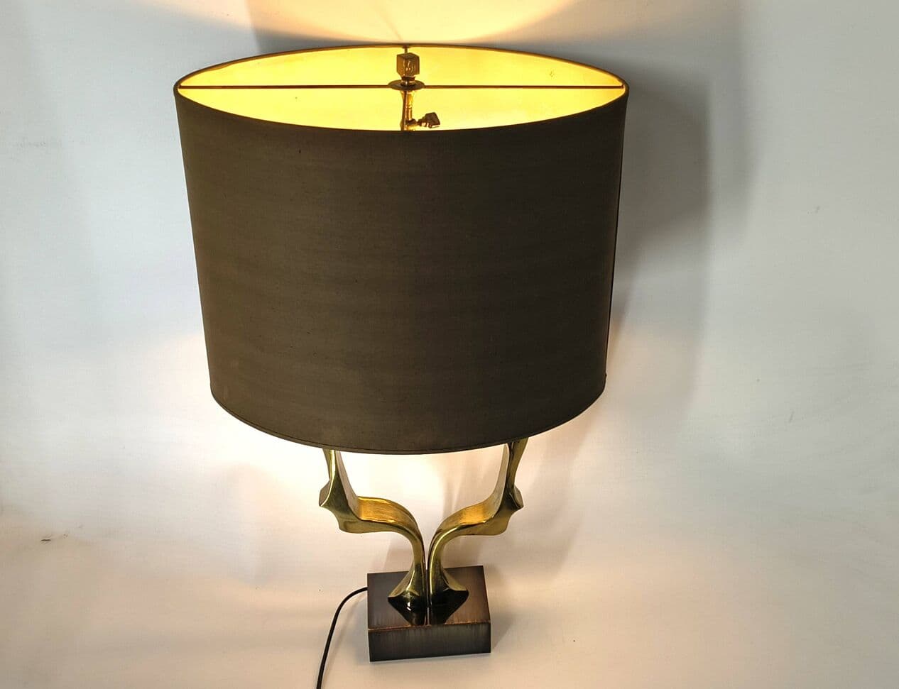 Lampa stołowa, brąz złoty, drewno czarne, tkanina brązowa, proj. W. Daro, Belgia, lata 70. - 331147