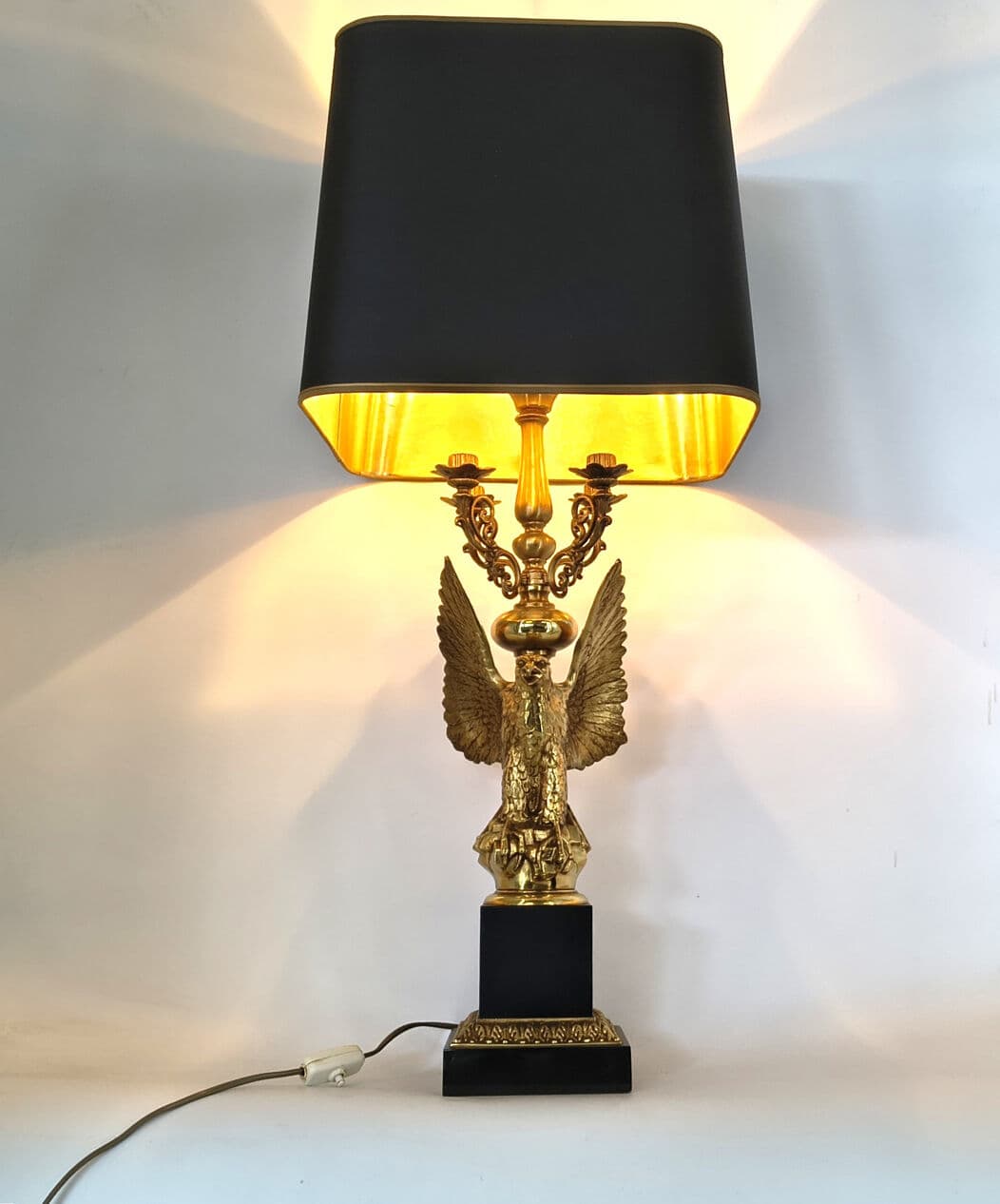 Lampa stołowa Empire, mosiądz złoty, drewno czarne, Belgia, lata 70. - 330737