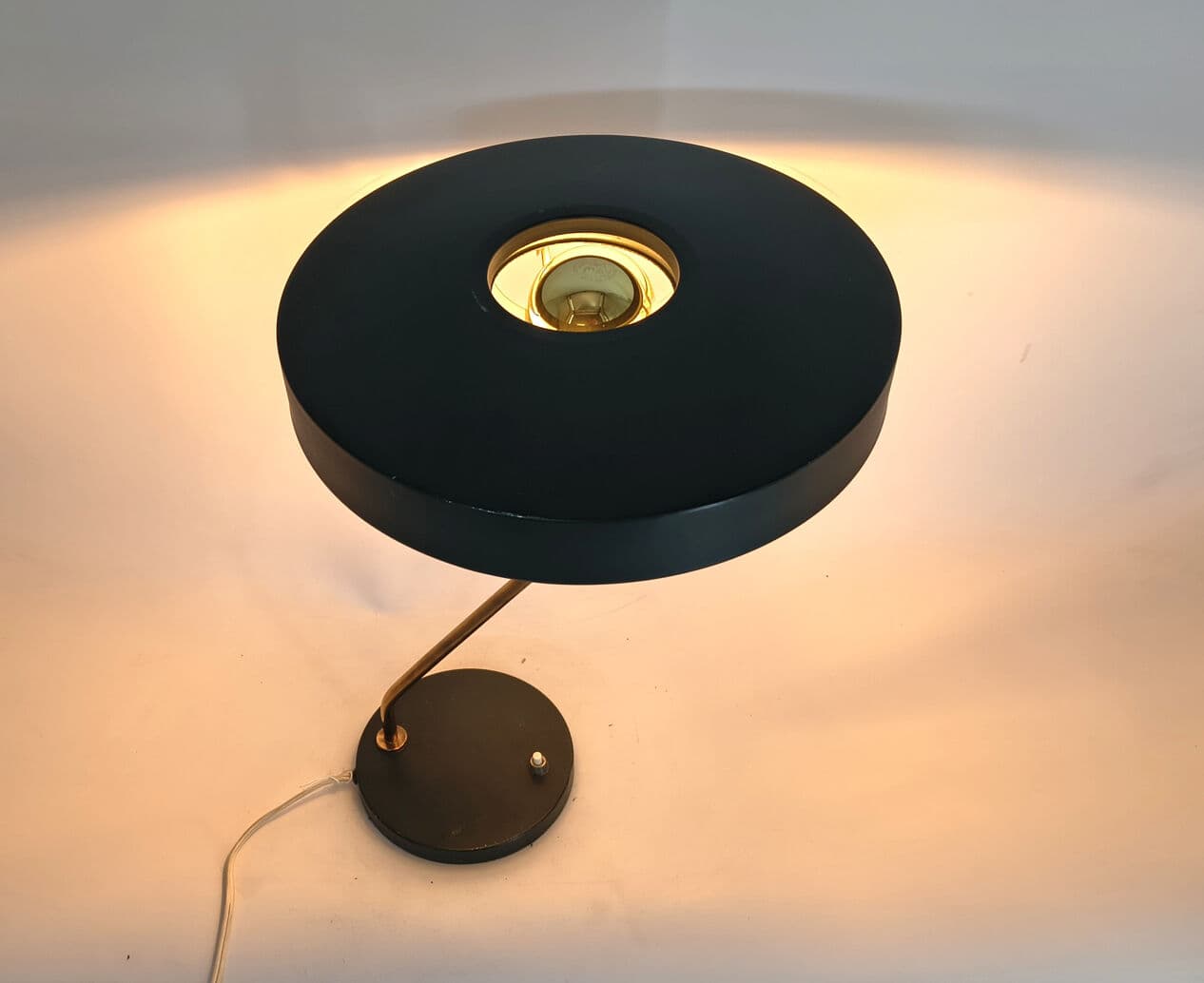 Lampa stołowa Romeo, aluminium czarne, mosiądz, proj. L. Kalff, Philips, Holandia, lata 60. - 330663