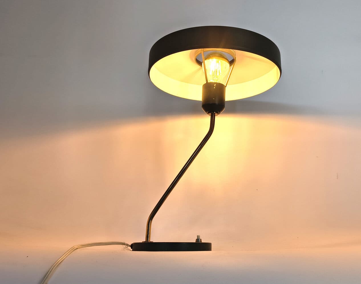 Lampa stołowa Romeo, aluminium czarne, mosiądz, proj. L. Kalff, Philips, Holandia, lata 60. - 330664