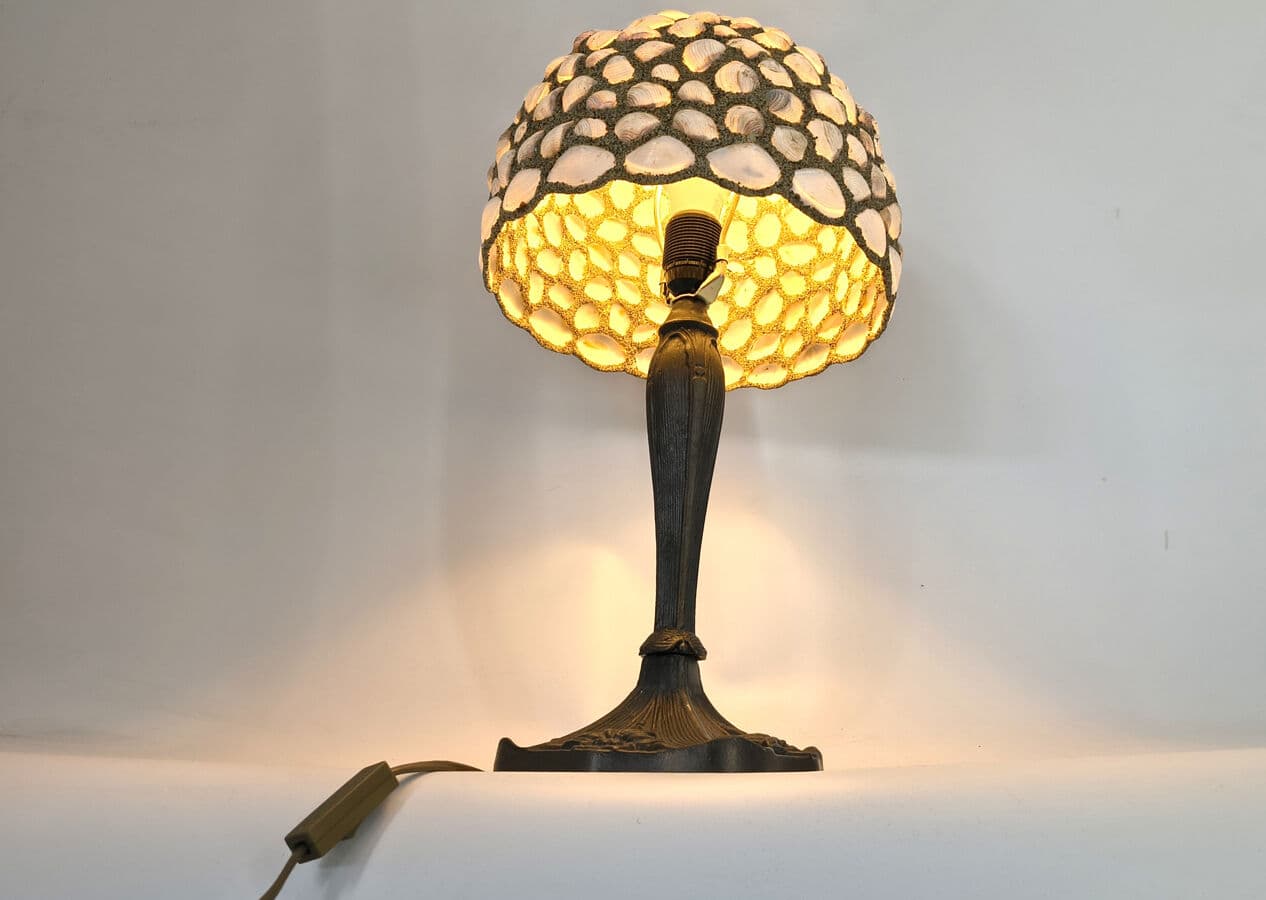 Lampa stołowa, art nouveau, muszle beżowe, metal brązowy, Belgia, lata 70. - 330627