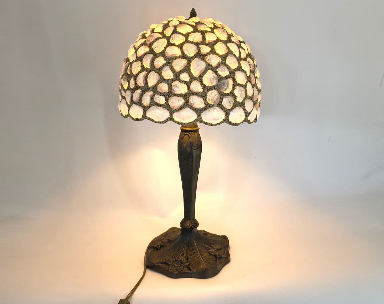 Lampa stołowa, art nouveau, muszle beżowe, metal brązowy, Belgia, lata 70. - 330630