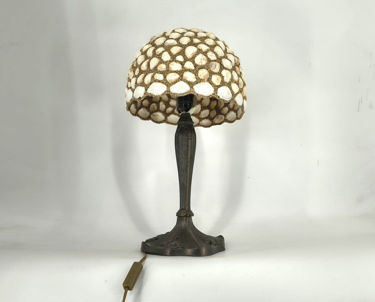 Lampa stołowa, art nouveau, muszle beżowe, metal brązowy, Belgia, lata 70. - 330626