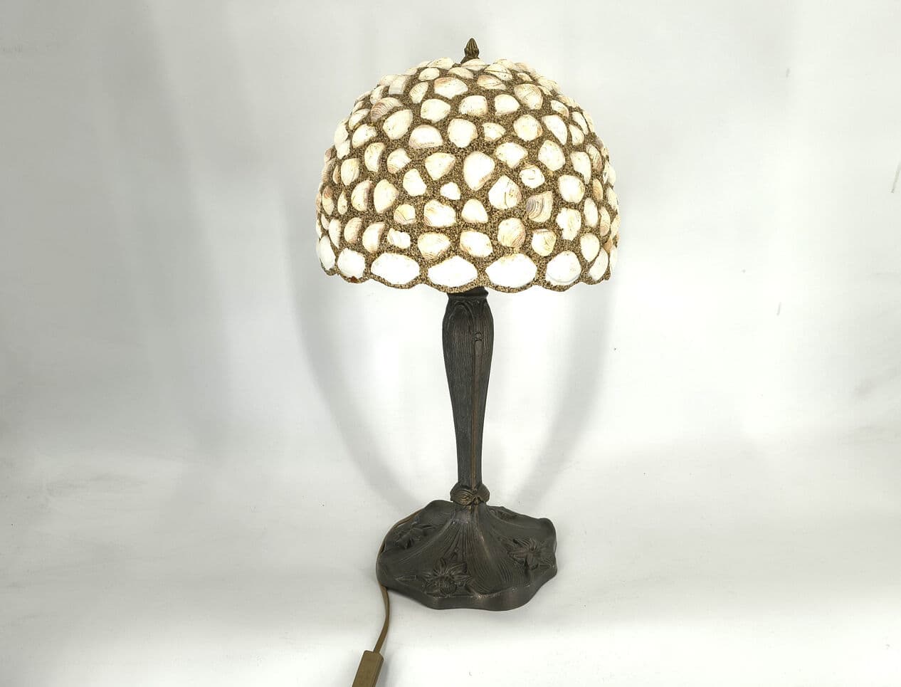 Lampa stołowa, art nouveau, muszle beżowe, metal brązowy, Belgia, lata 70. - 330625