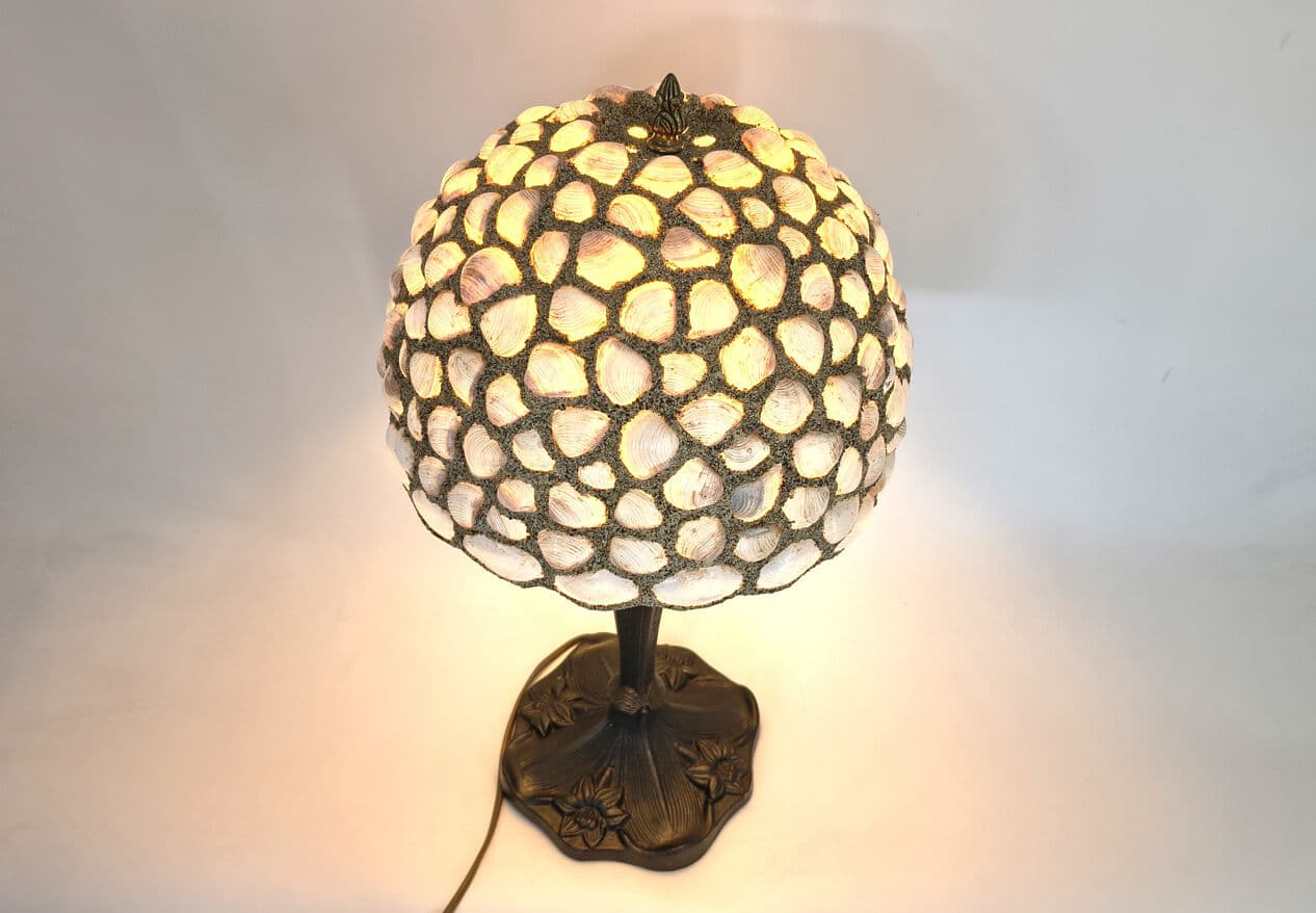 Lampa stołowa, art nouveau, muszle beżowe, metal brązowy, Belgia, lata 70. - 330628