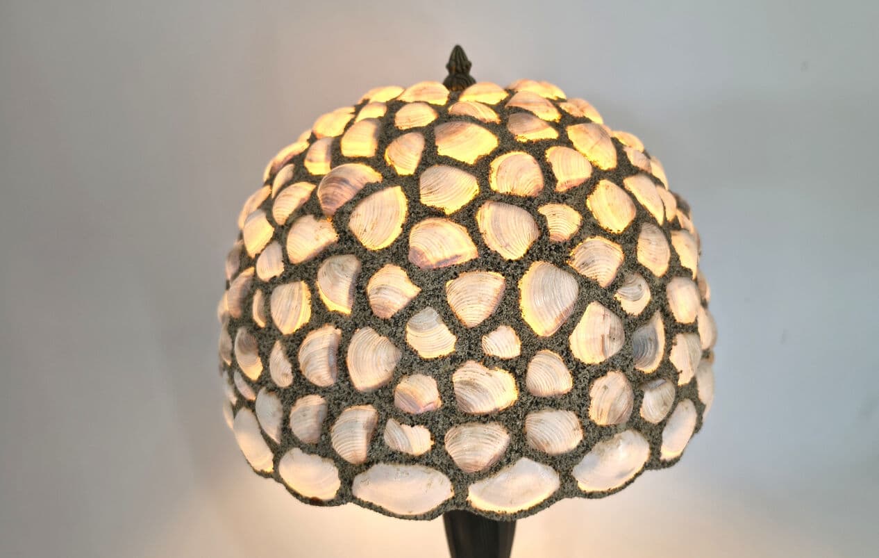 Lampa stołowa, art nouveau, muszle beżowe, metal brązowy, Belgia, lata 70. - 330629