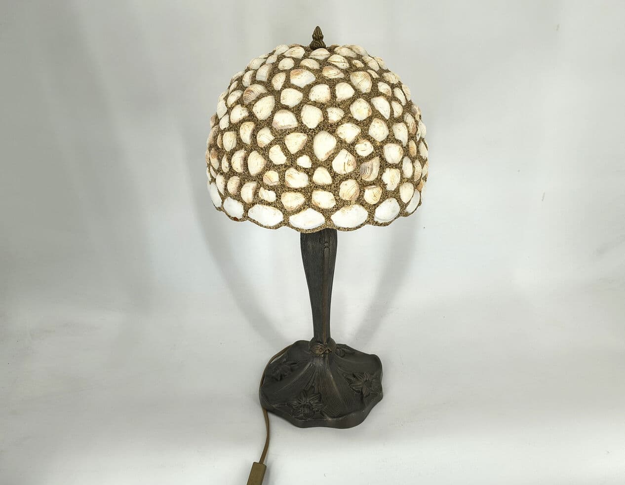 Lampa stołowa, art nouveau, muszle beżowe, metal brązowy, Belgia, lata 70. - 330624