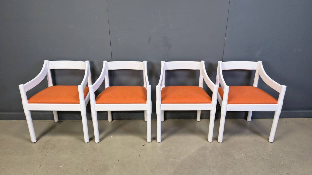 Zestaw czterech foteli Carimate, drewno białe, tkanina pomarańczowa, proj. V. Magistretti, Cassina, Włochy, lata 60. - 330588