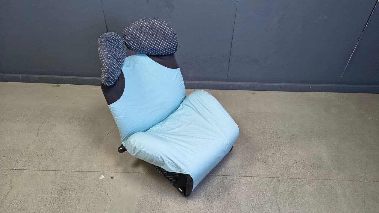 Fotel Wink, tkanina niebieska czarna biała, proj. T. Kita, Cassina, Włochy, lata 80. - 330317