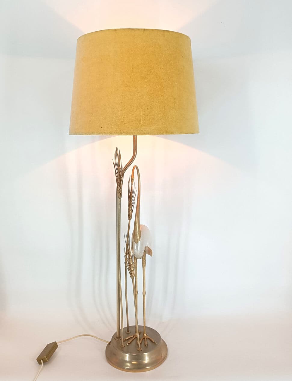 Lampa stołowa Hollywood Regency, welur żółty, mosiądz złoty, proj. A. Pavia, Włochy, lata 70. - 330095