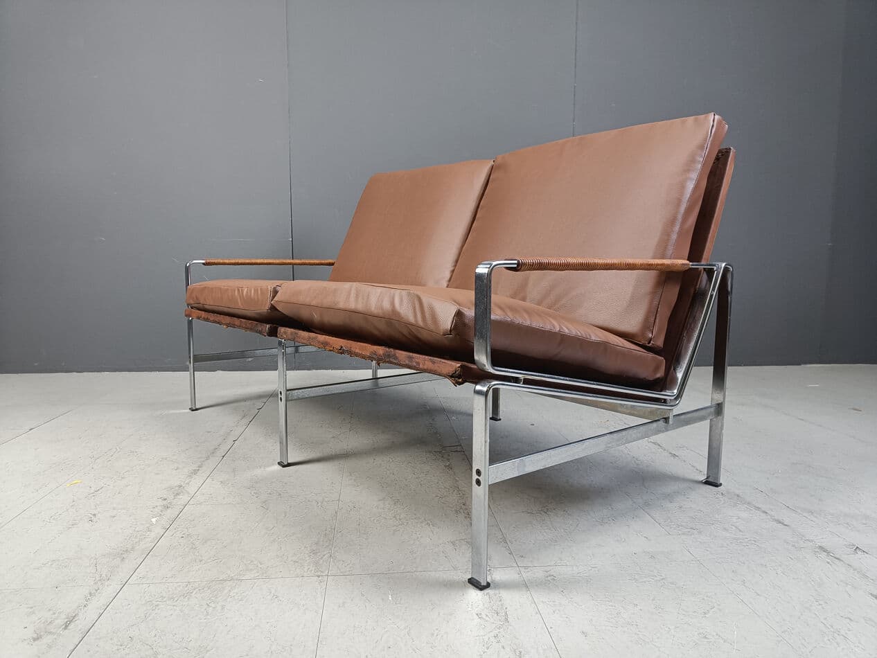 Sofa dwuosobowa FK6720, skóra brązowa, stal chromowana, rattan, proj. P. Fabricius, J. Kastholm, Niemcy, lata 70. - 329854