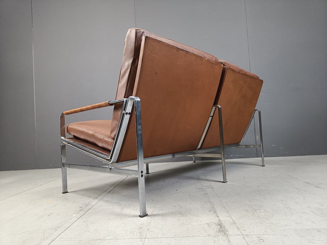 Sofa dwuosobowa FK6720, skóra brązowa, stal chromowana, rattan, proj. P. Fabricius, J. Kastholm, Niemcy, lata 70. - 329851