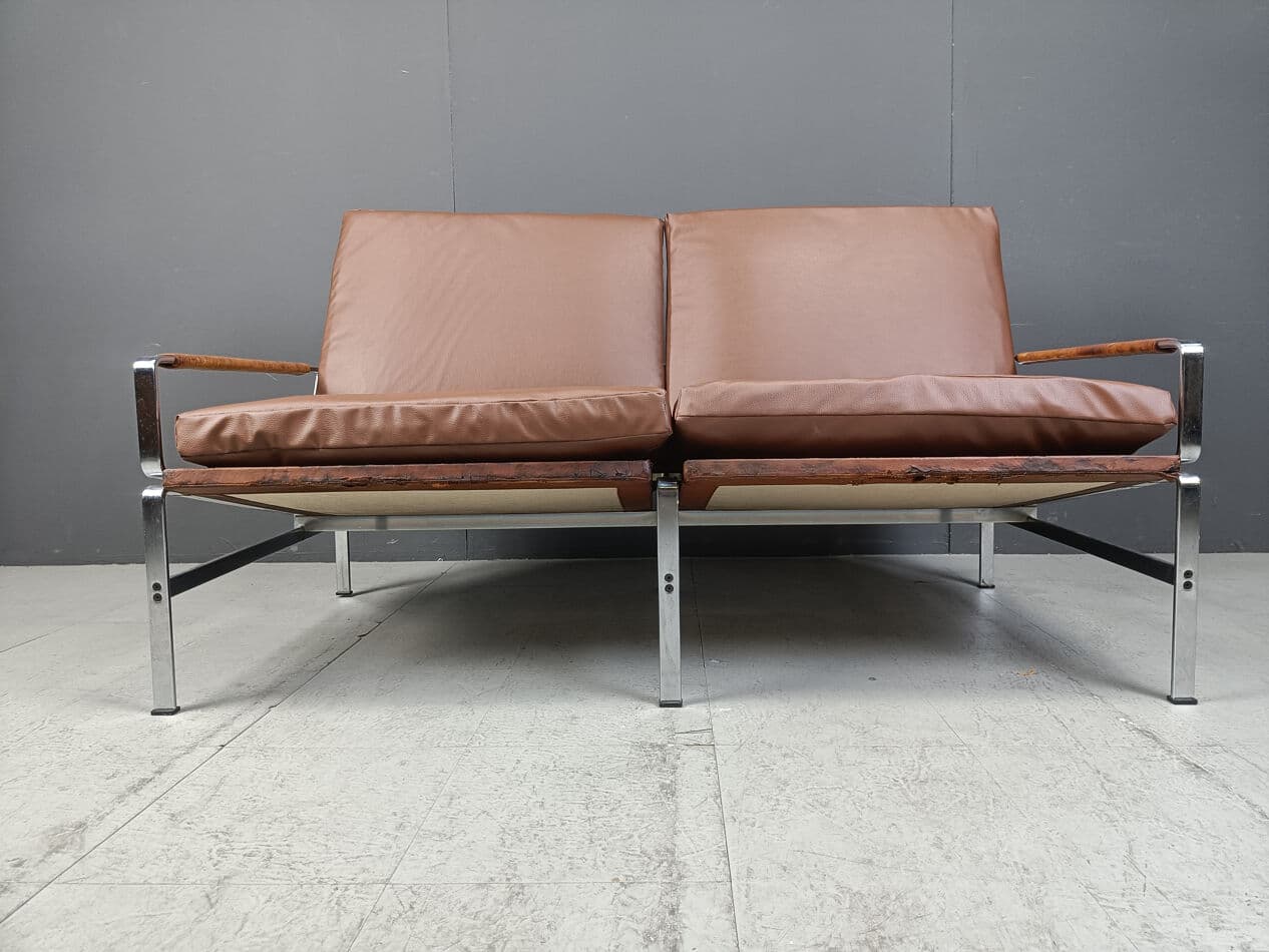 Sofa dwuosobowa FK6720, skóra brązowa, stal chromowana, rattan, proj. P. Fabricius, J. Kastholm, Niemcy, lata 70. - 329858