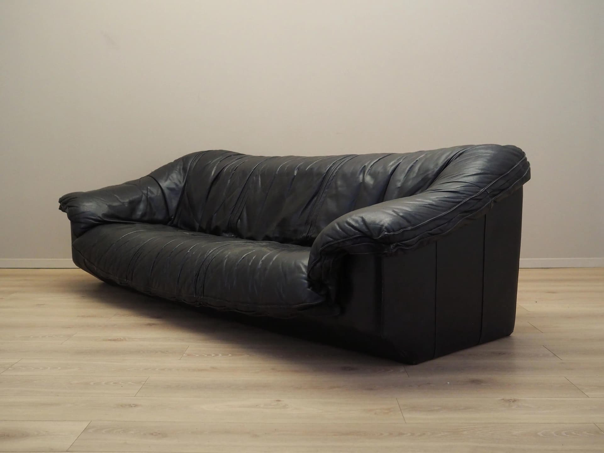 Sofa, skóra czarna, Włochy, lata 60. - 24711