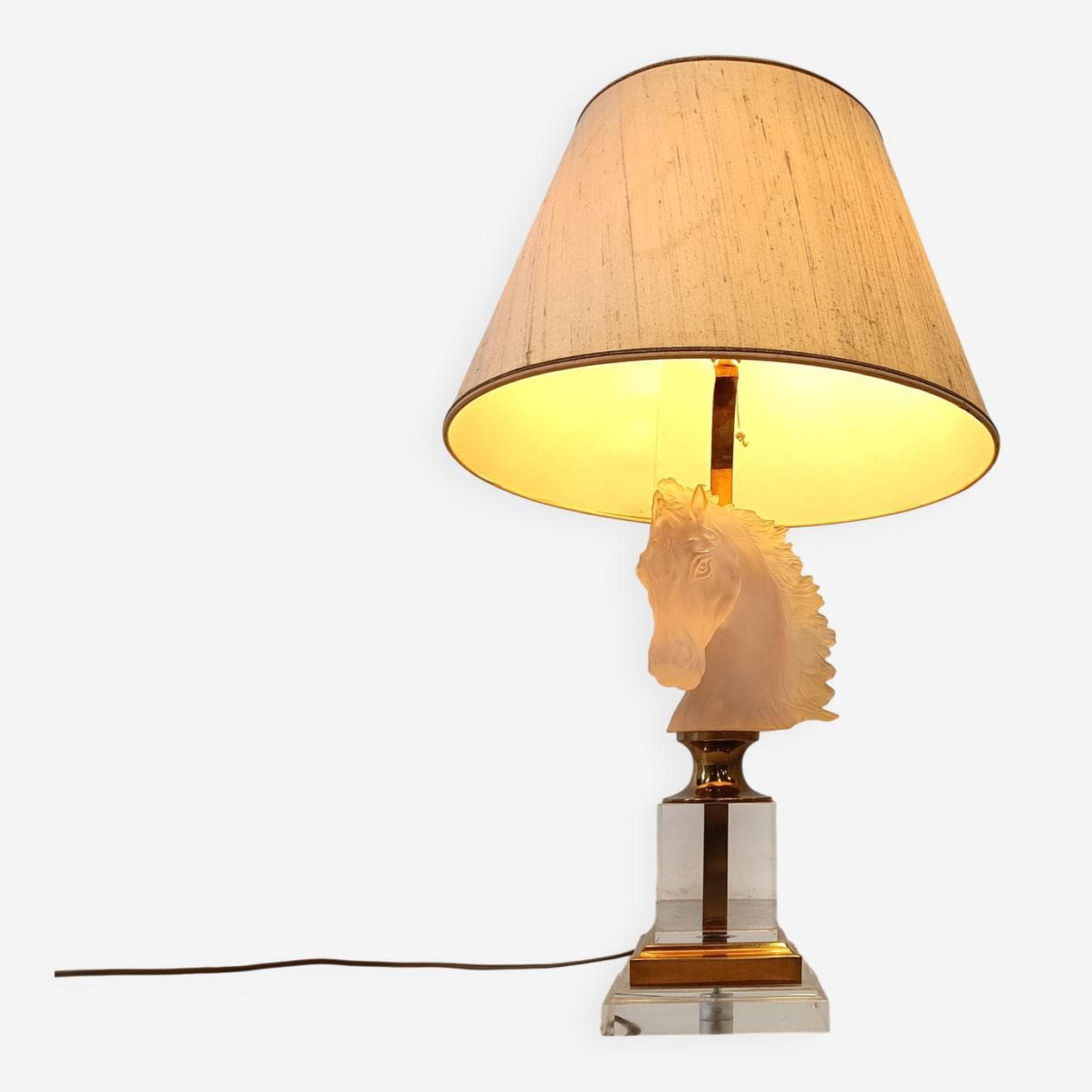 Lampa stołowa, głowa konia, szkło matowe białe, mosiądz złoty, lucyt transparentny, tkanina beżowa, Francja, lata 70. - 329786